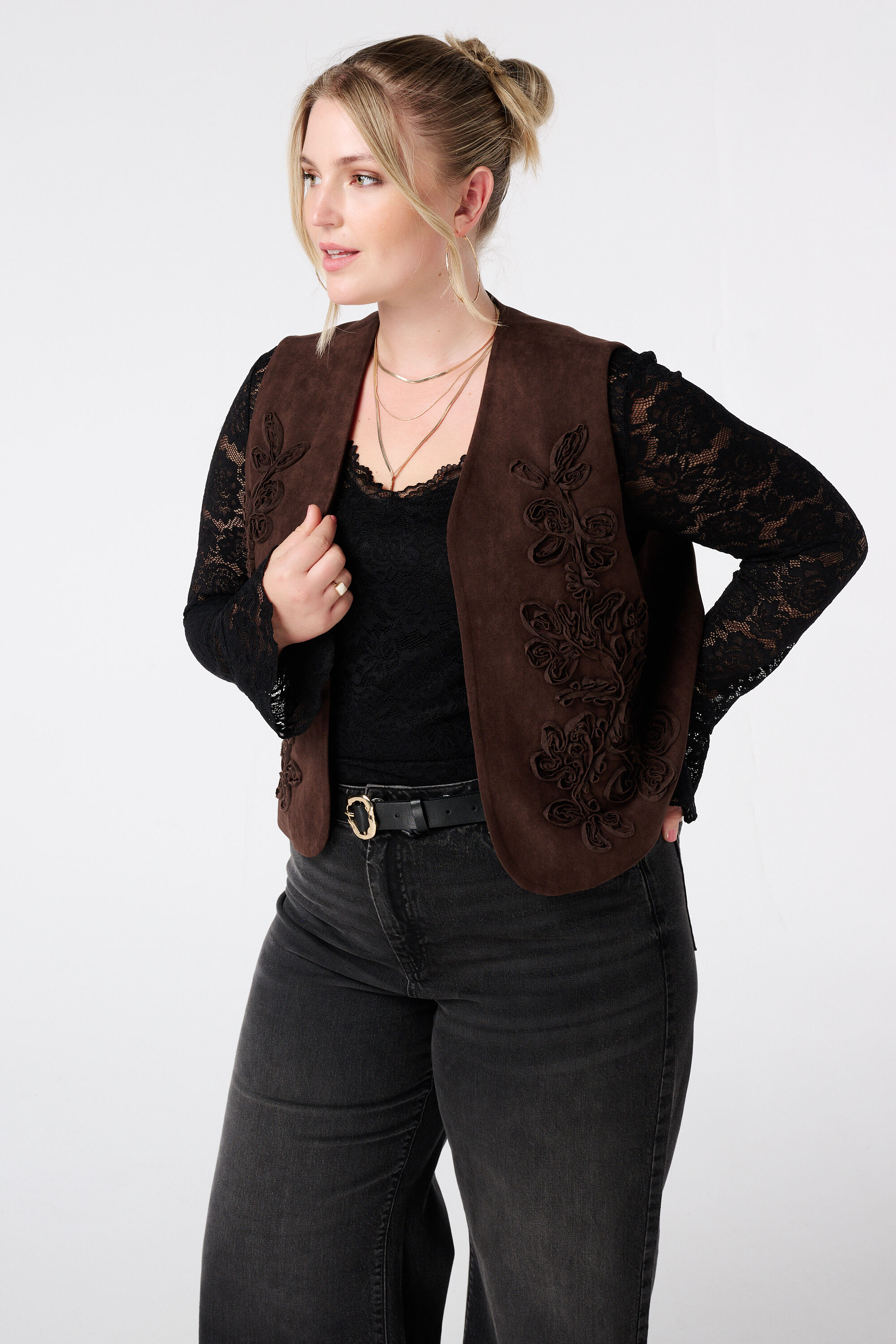 Gilet en su&egrave;de avec broderies