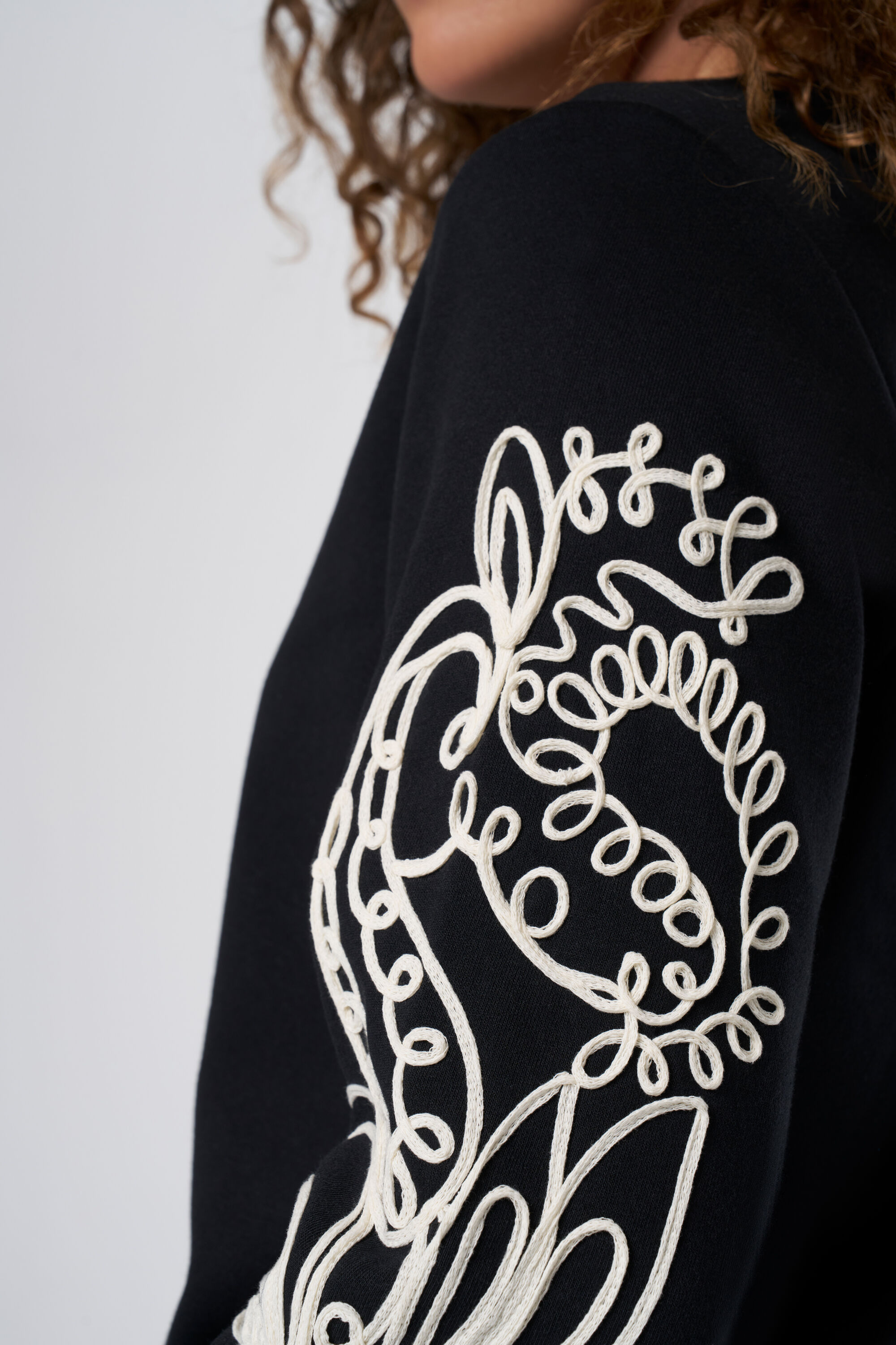 Pull avec broderie image number 4