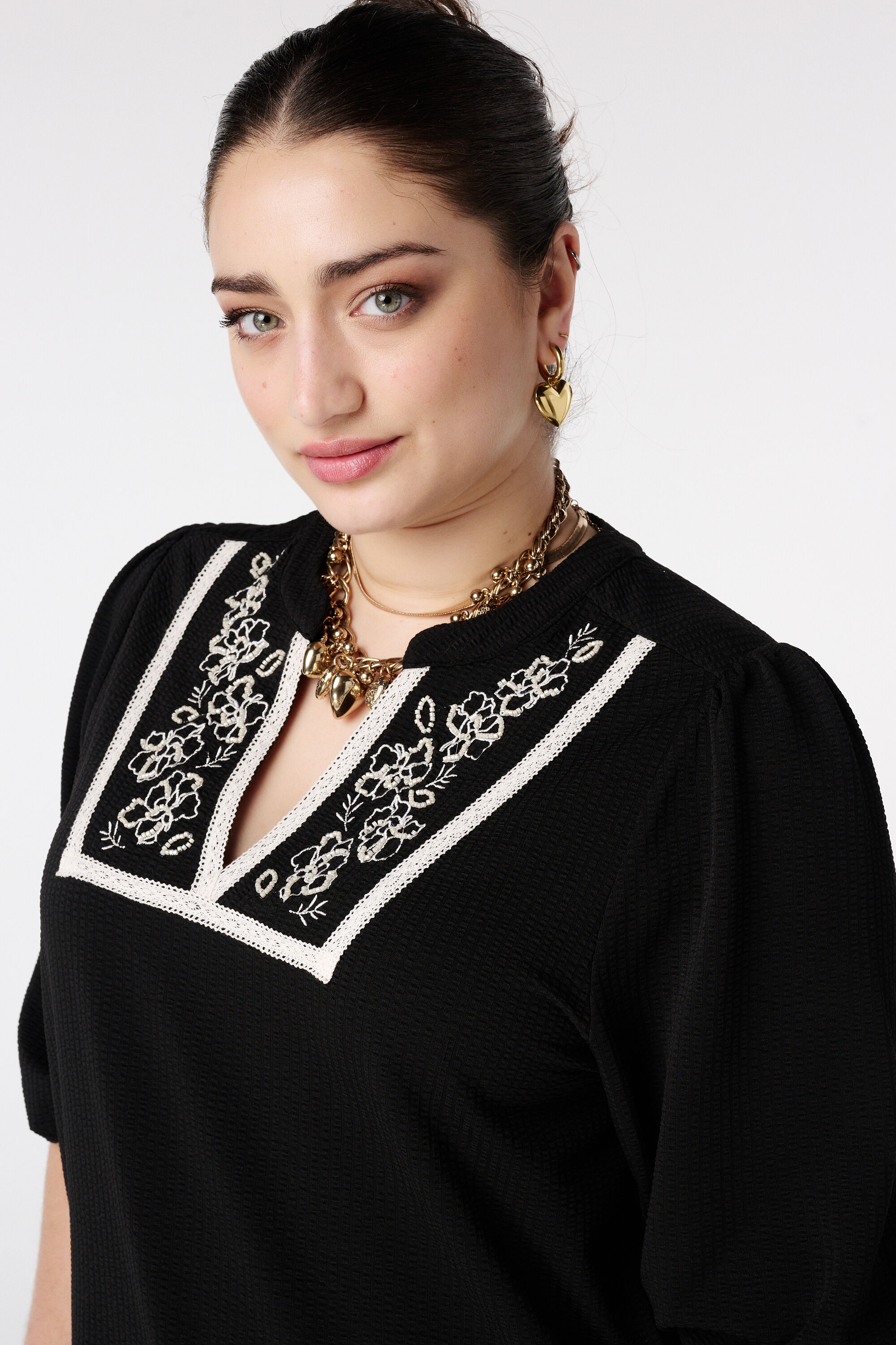 Haut &agrave; broderie et col en V image number 4