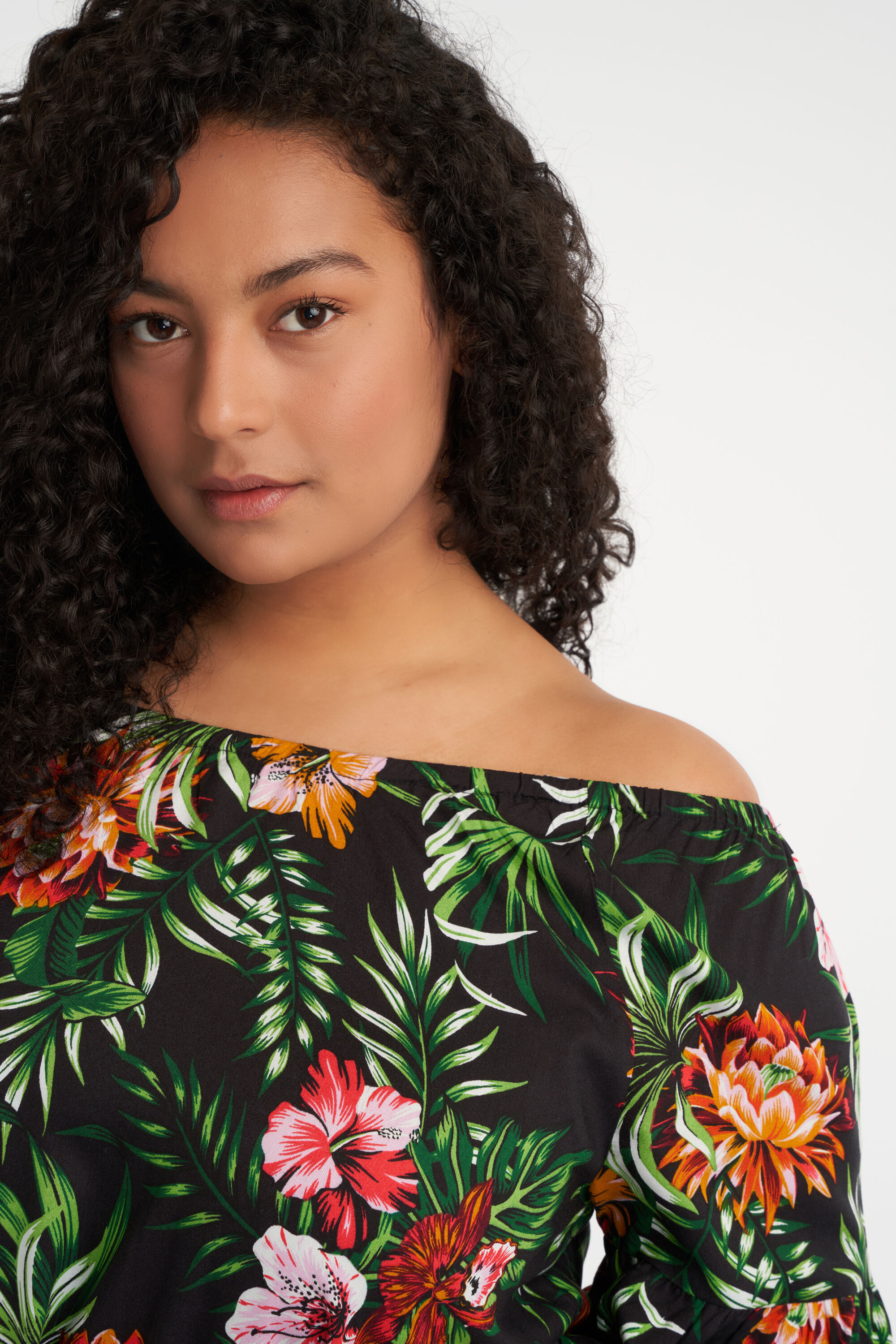 Robe imprim&eacute;e &agrave; &eacute;paules d&eacute;nud&eacute;es image number 4