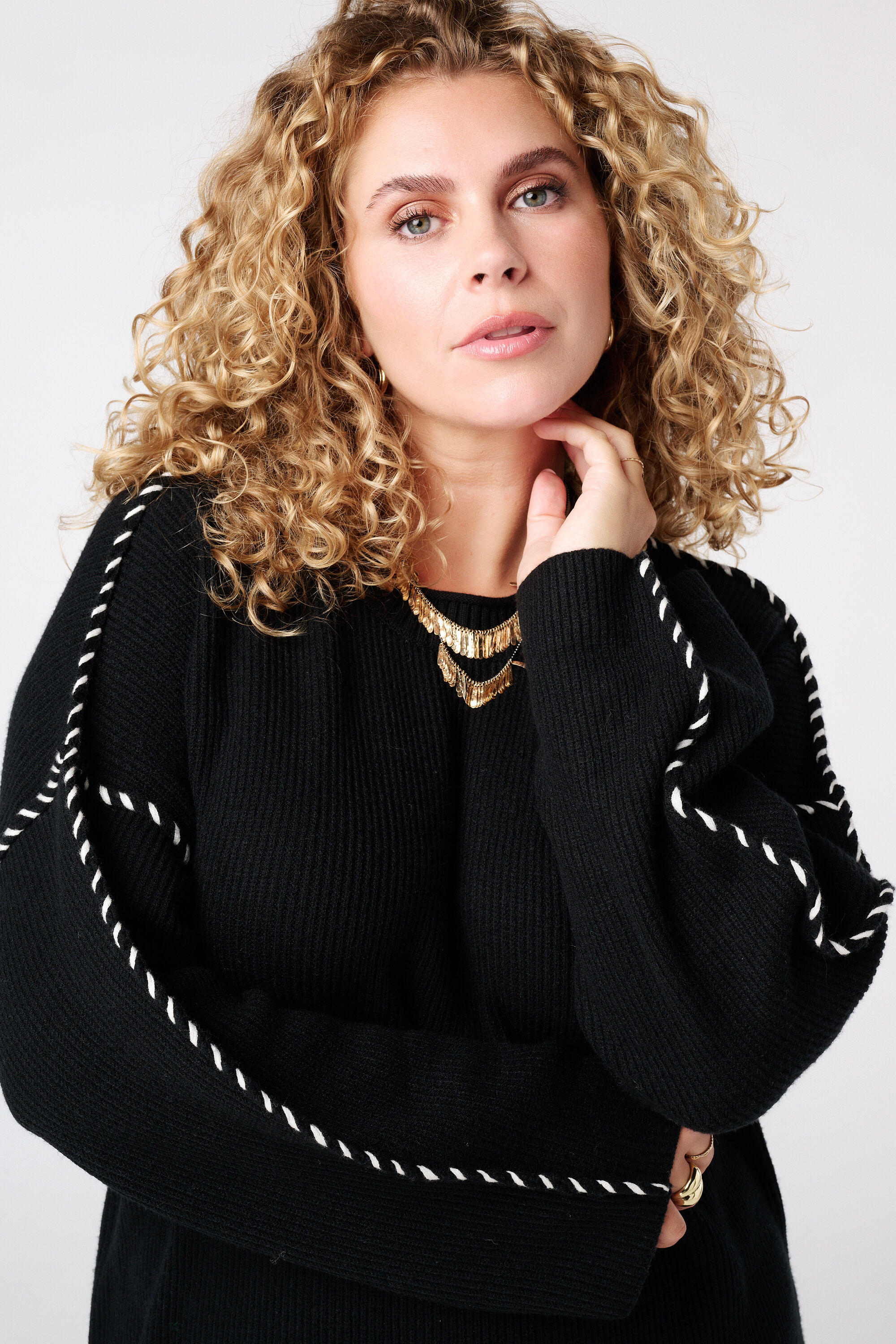 Robe en tricot avec coutures d&eacute;coratives image number 4