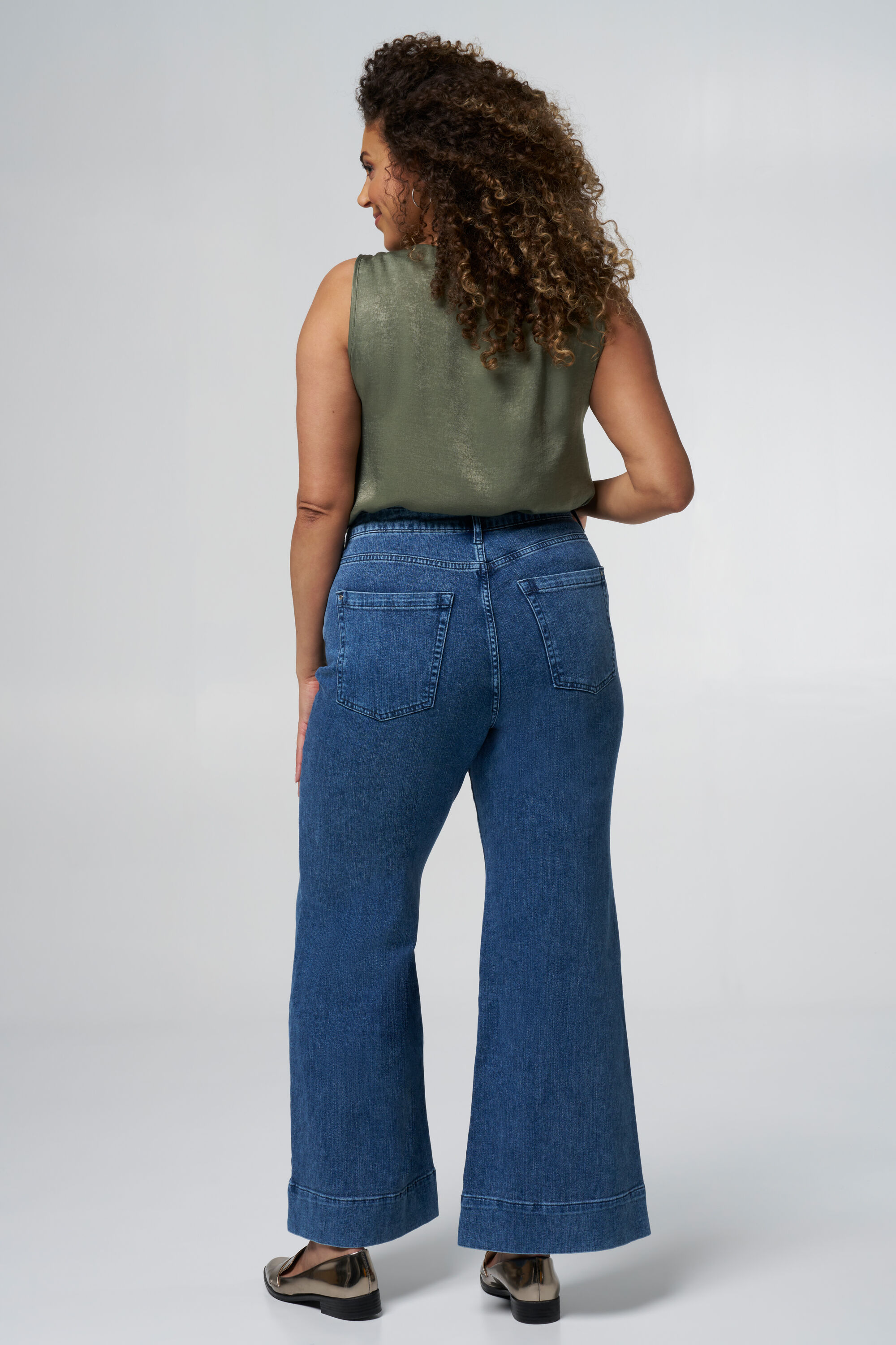 Jean &agrave; jambe &eacute;vas&eacute;e avec surpiq&ucirc;res d&eacute;coratives image number 3