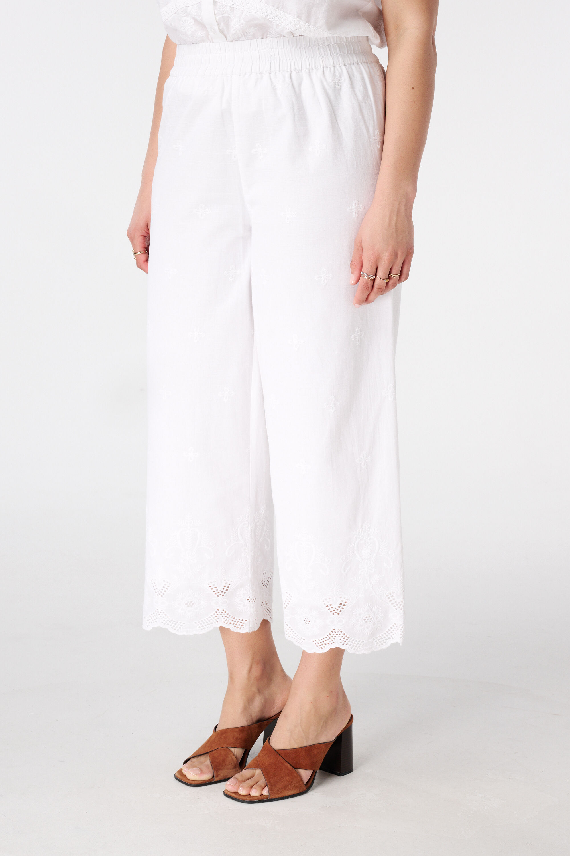 Pantalon avec d&eacute;tails brod&eacute;s image number 5