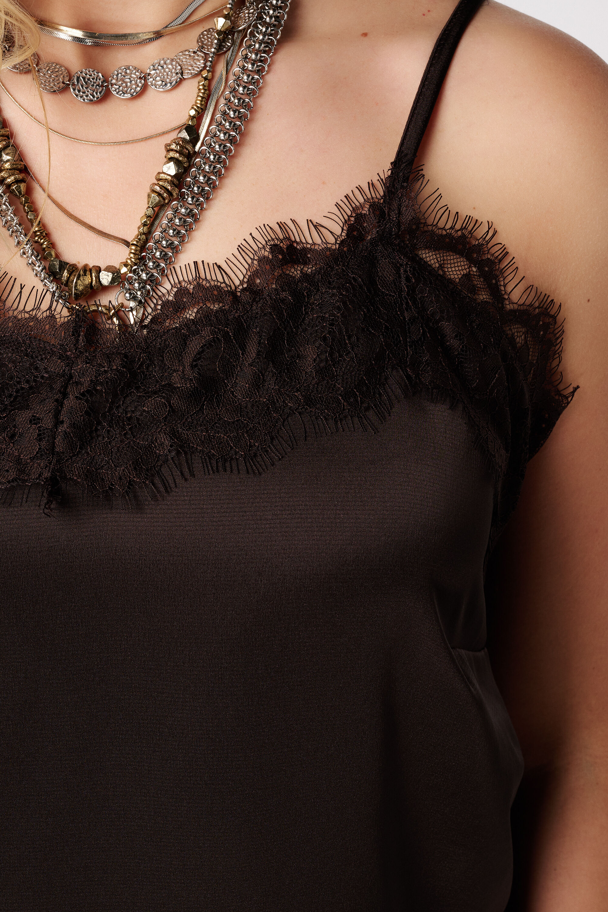 Blouse spaghetti avec dentelle image number 6