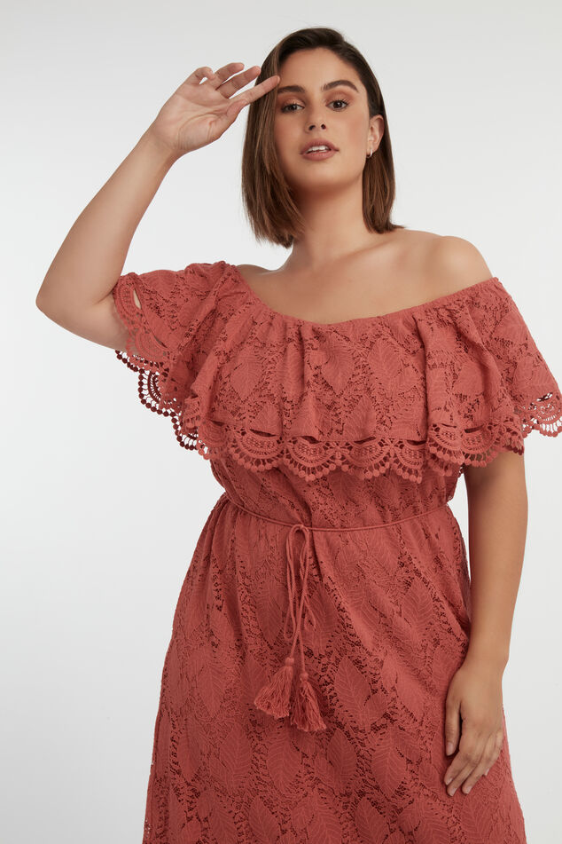 Robe en dentelle à épaules dénudées image number 6