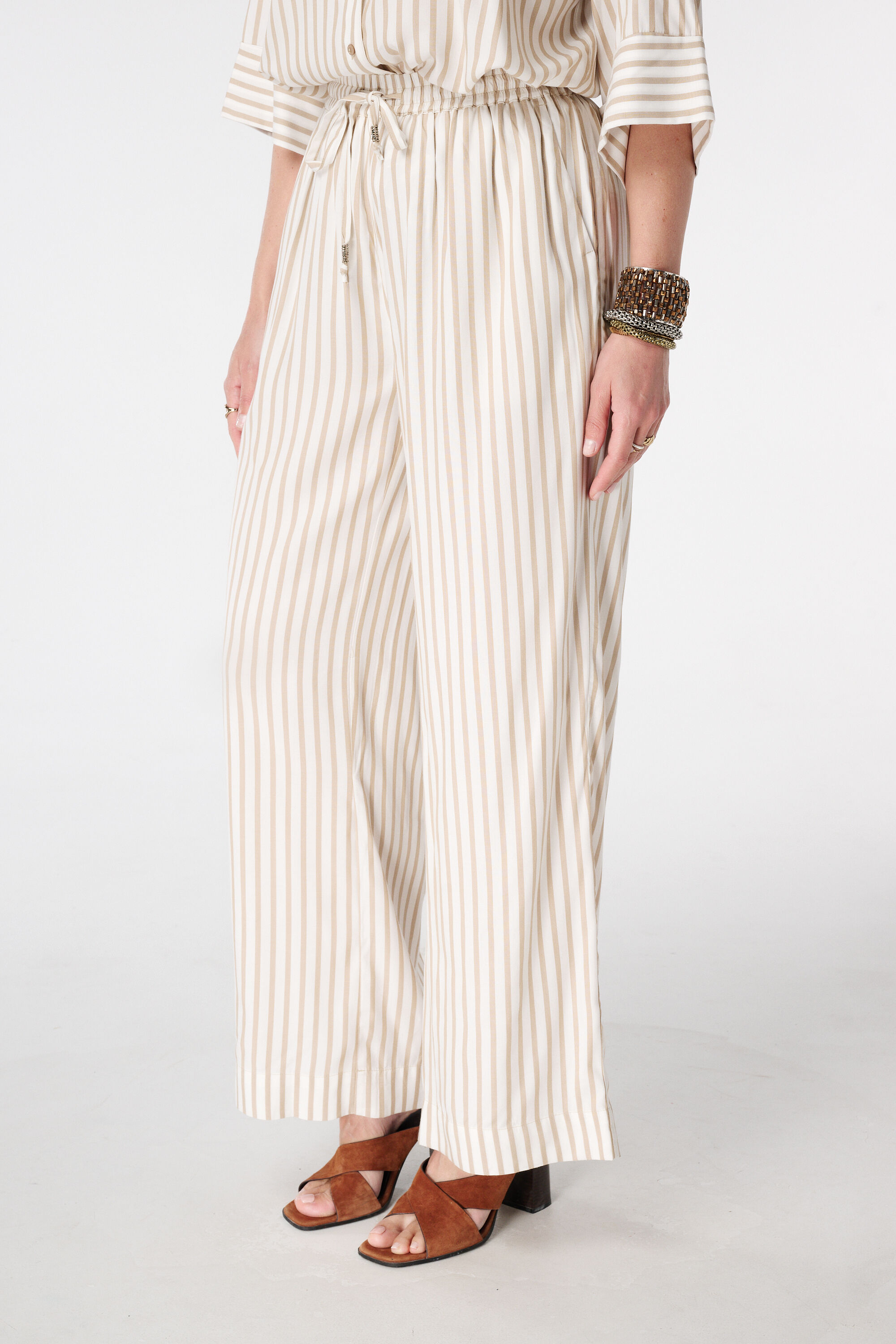 Pantalon en lin ray&eacute; image number 5