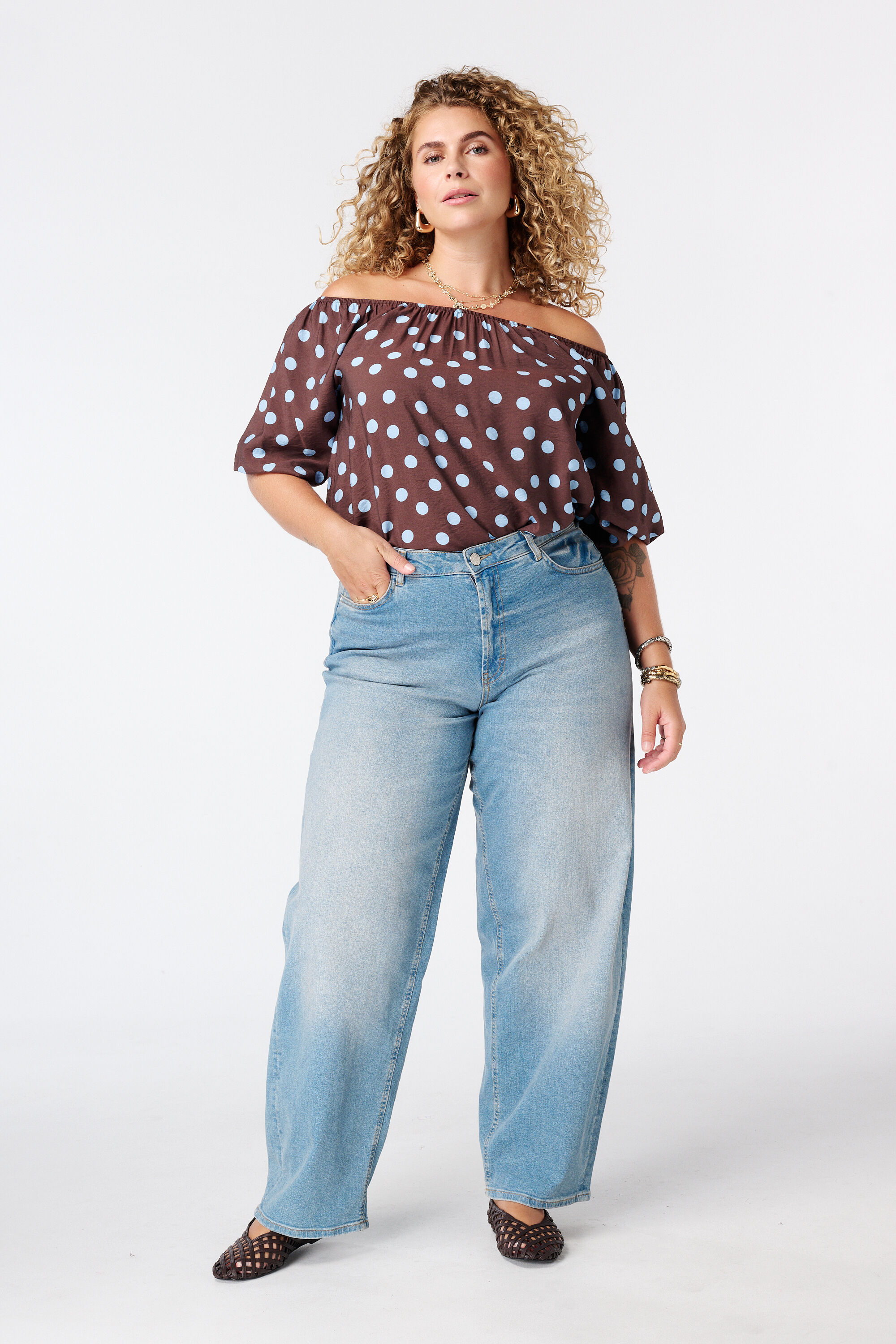 Blouse &agrave; pois &eacute;paules d&eacute;nud&eacute;es image number 3