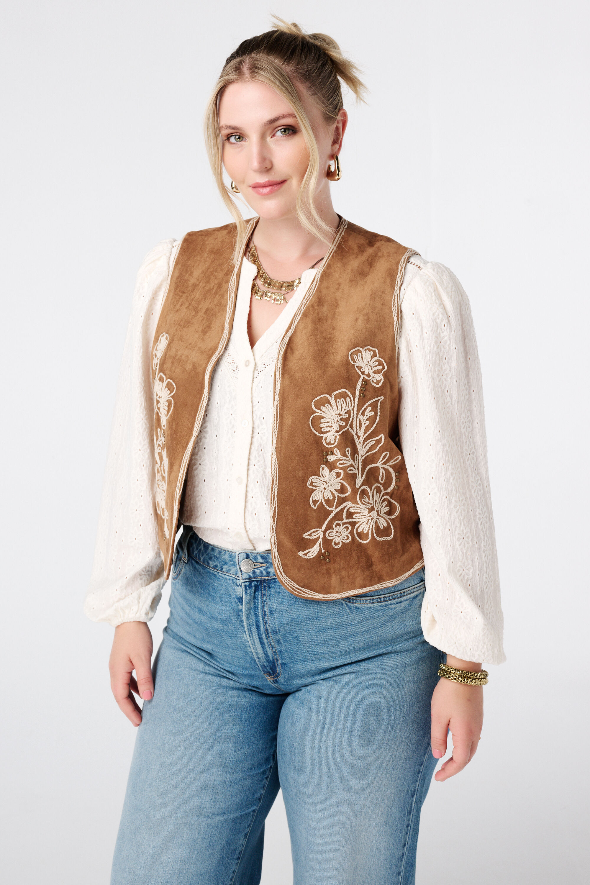 Gilet en su&eacute;dine avec broderie image number 0