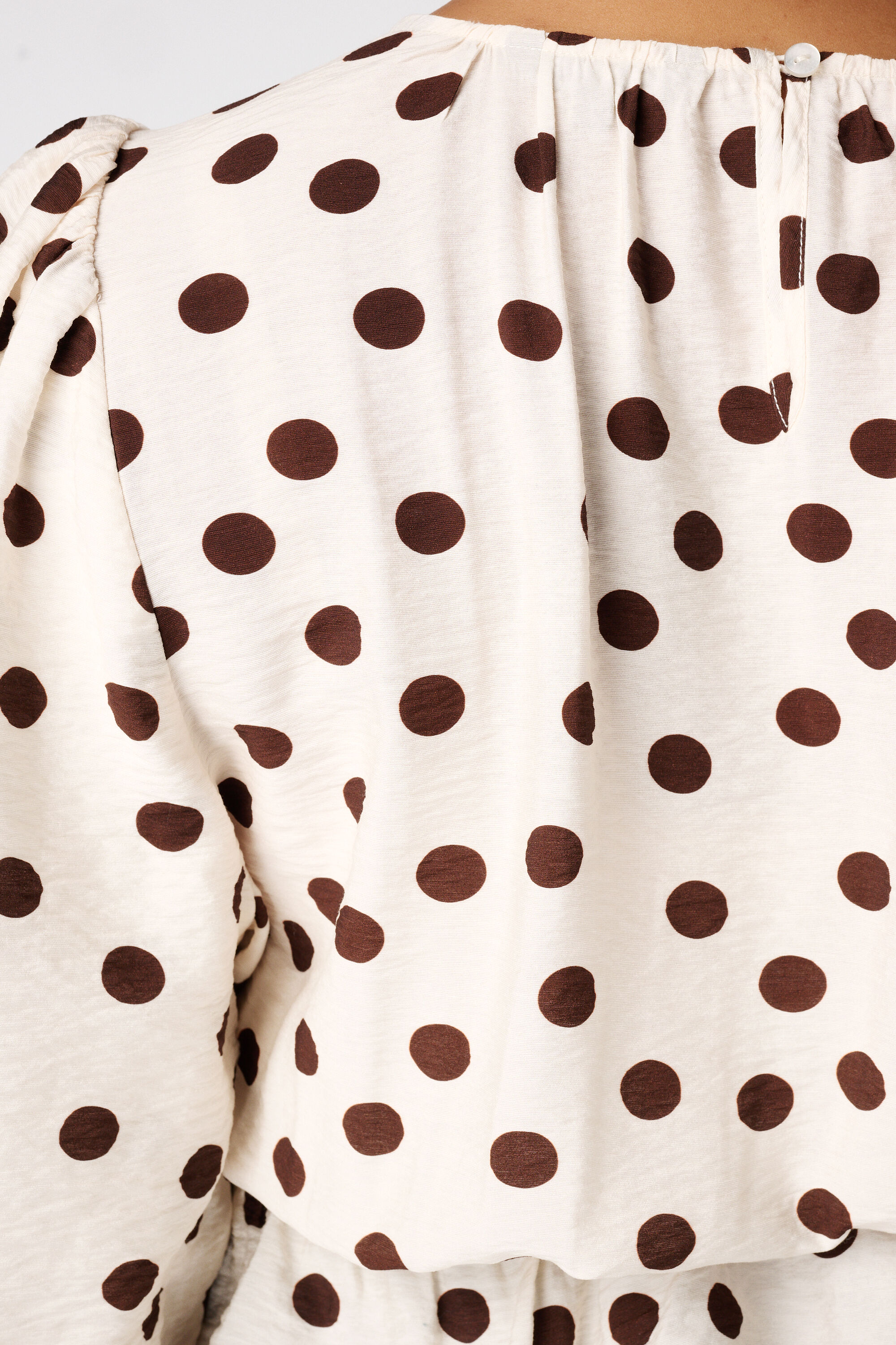 Blouse cintr&eacute;e &agrave; pois image number 6
