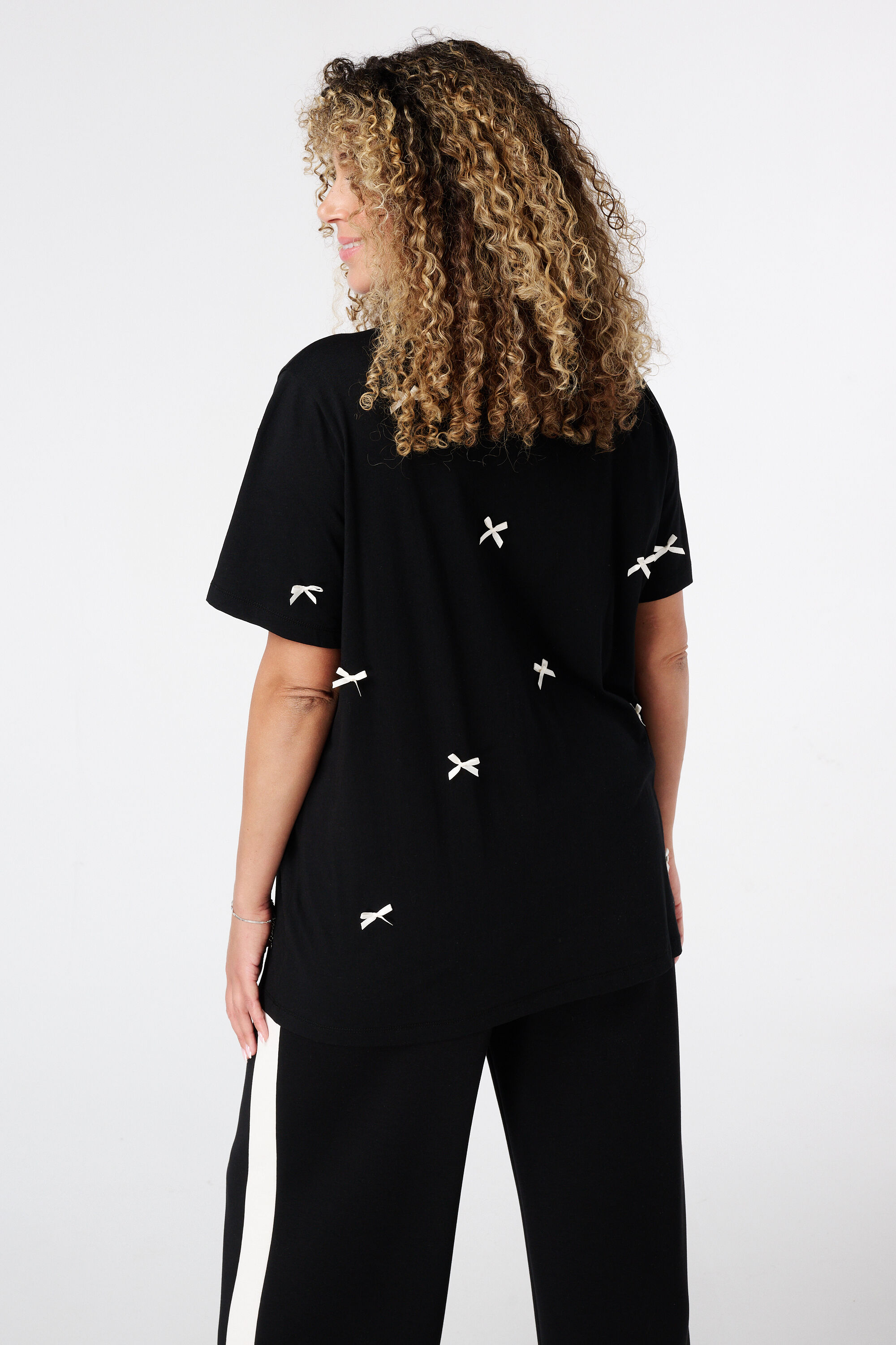 T-shirt avec n&oelig;uds fantaisie image number 3