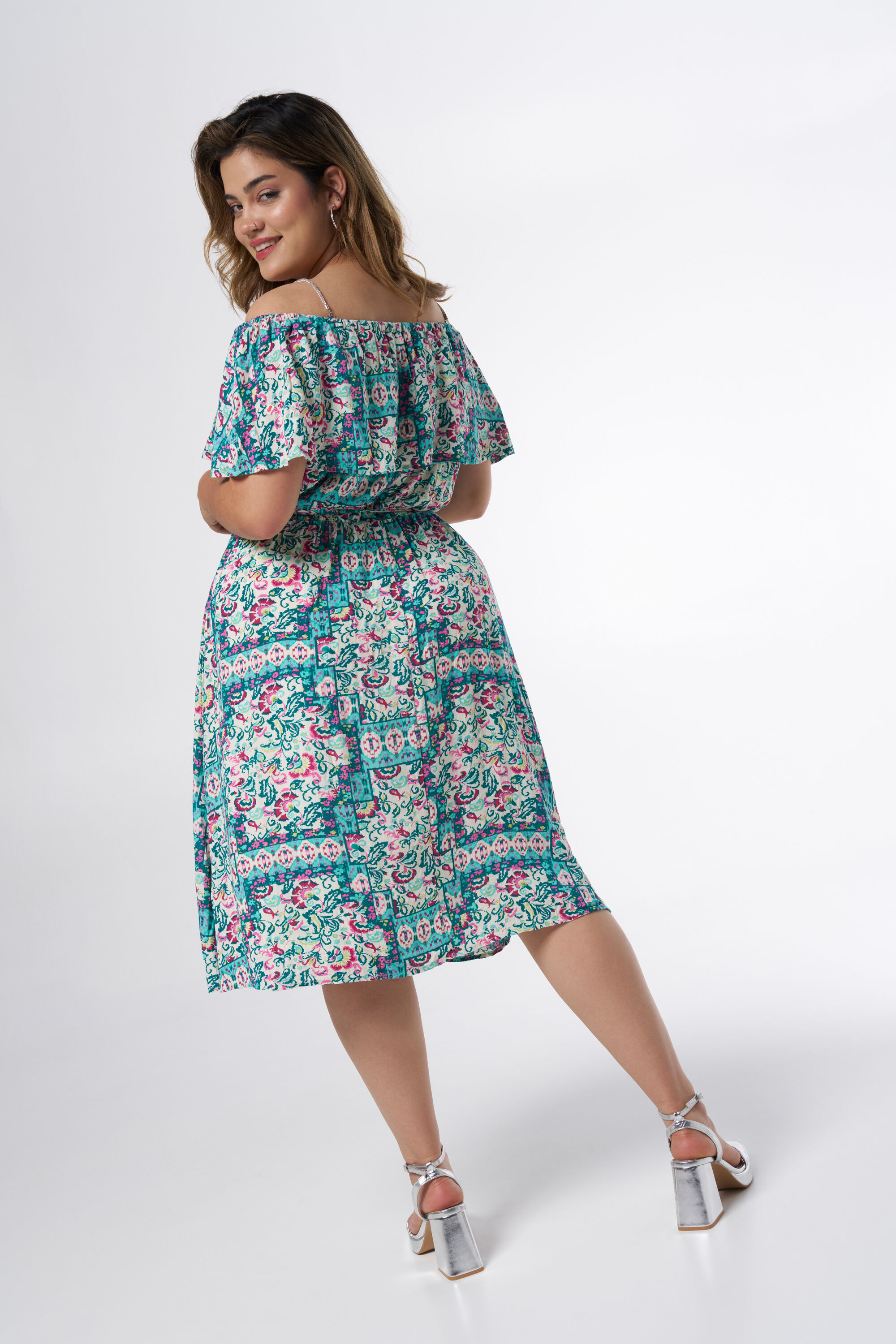 Robe &agrave; &eacute;paules ajour&eacute;es avec n&oelig;ud fantaisie image number 3