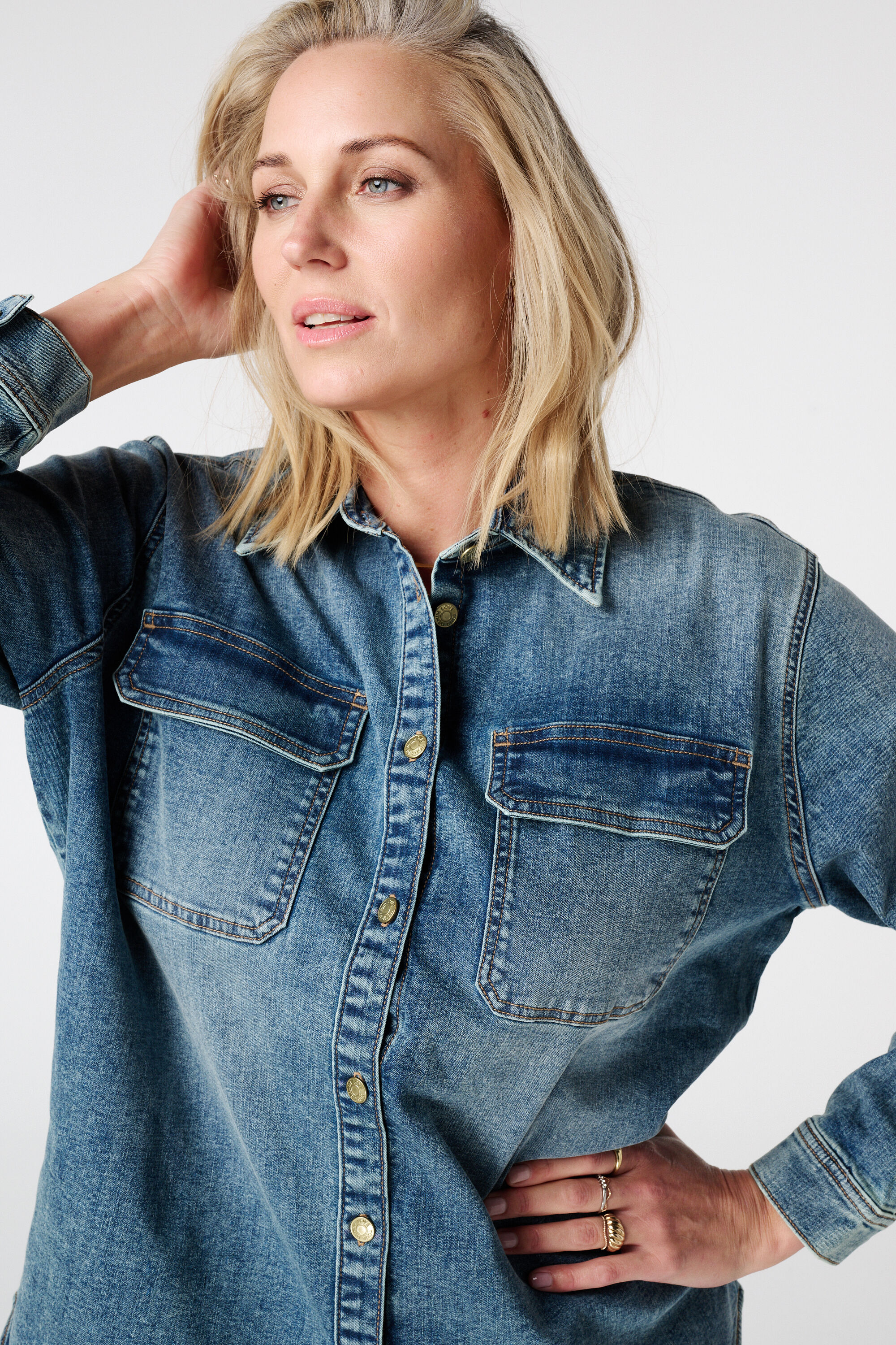 Chemise en denim avec fermeture boutonn&eacute;e image number 4