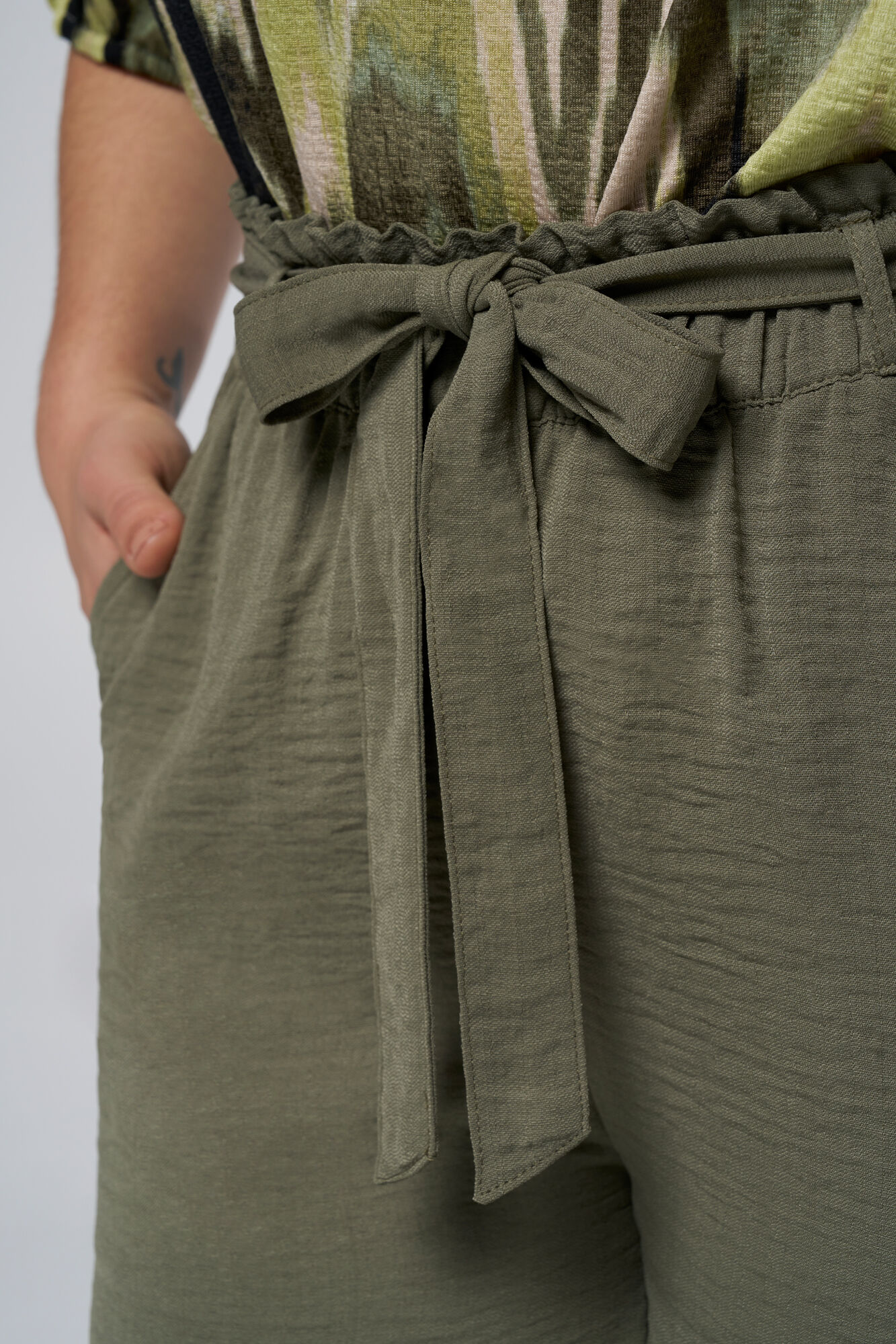 Pantalon large avec ceinture image number 4