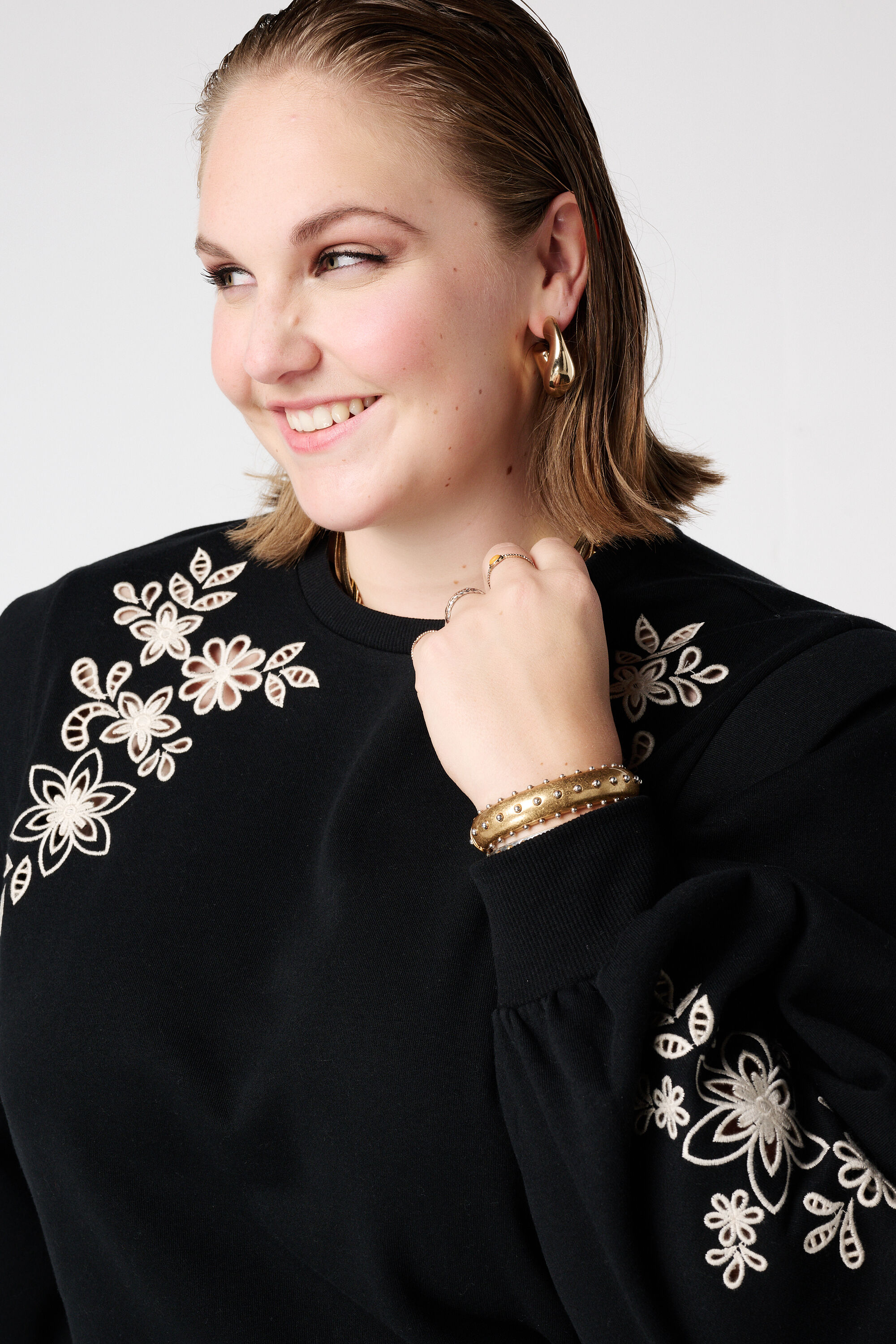 Sweat &agrave; broderie ajour&eacute;e image number 4