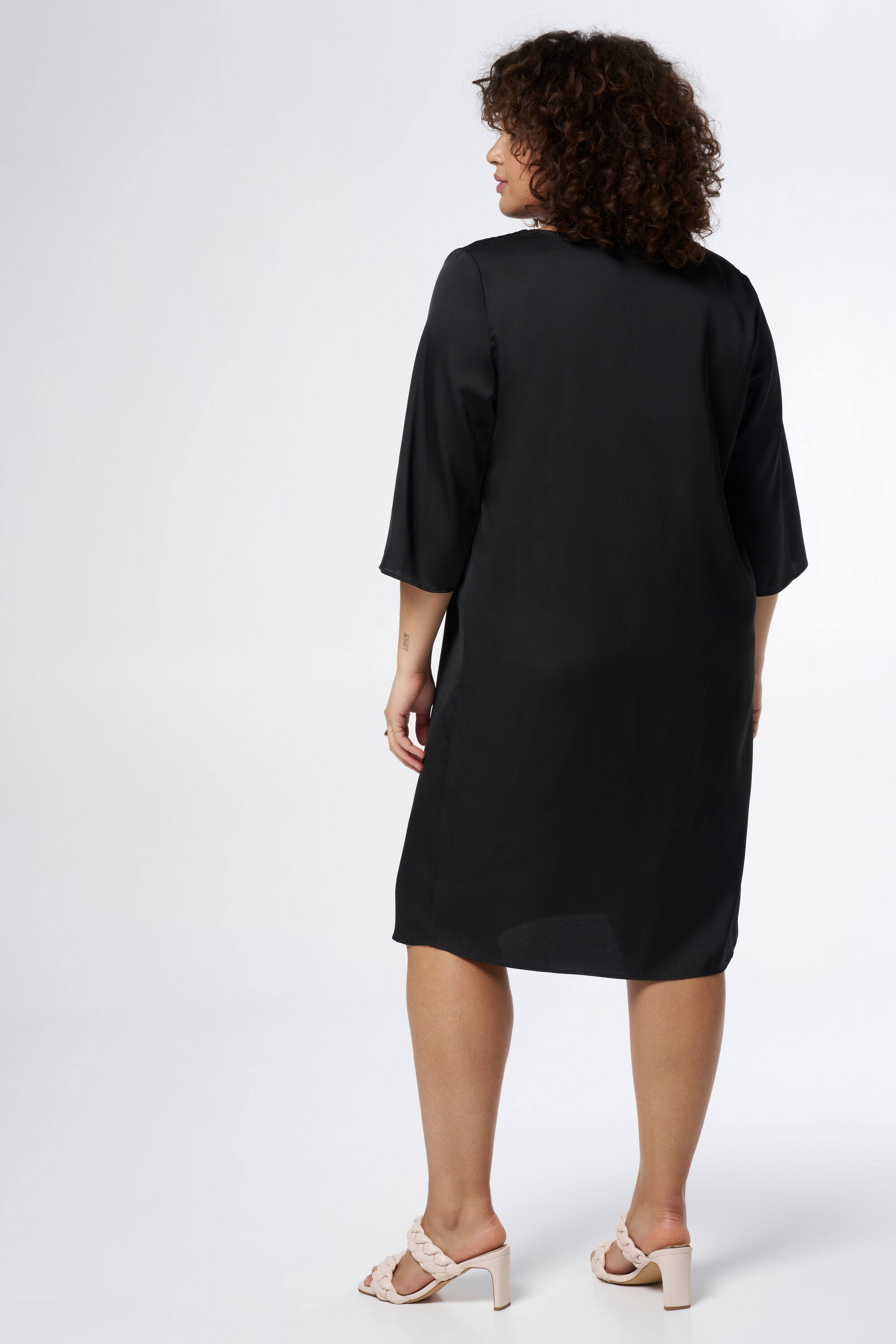 Robe en satin &agrave; coupe droite image number 3