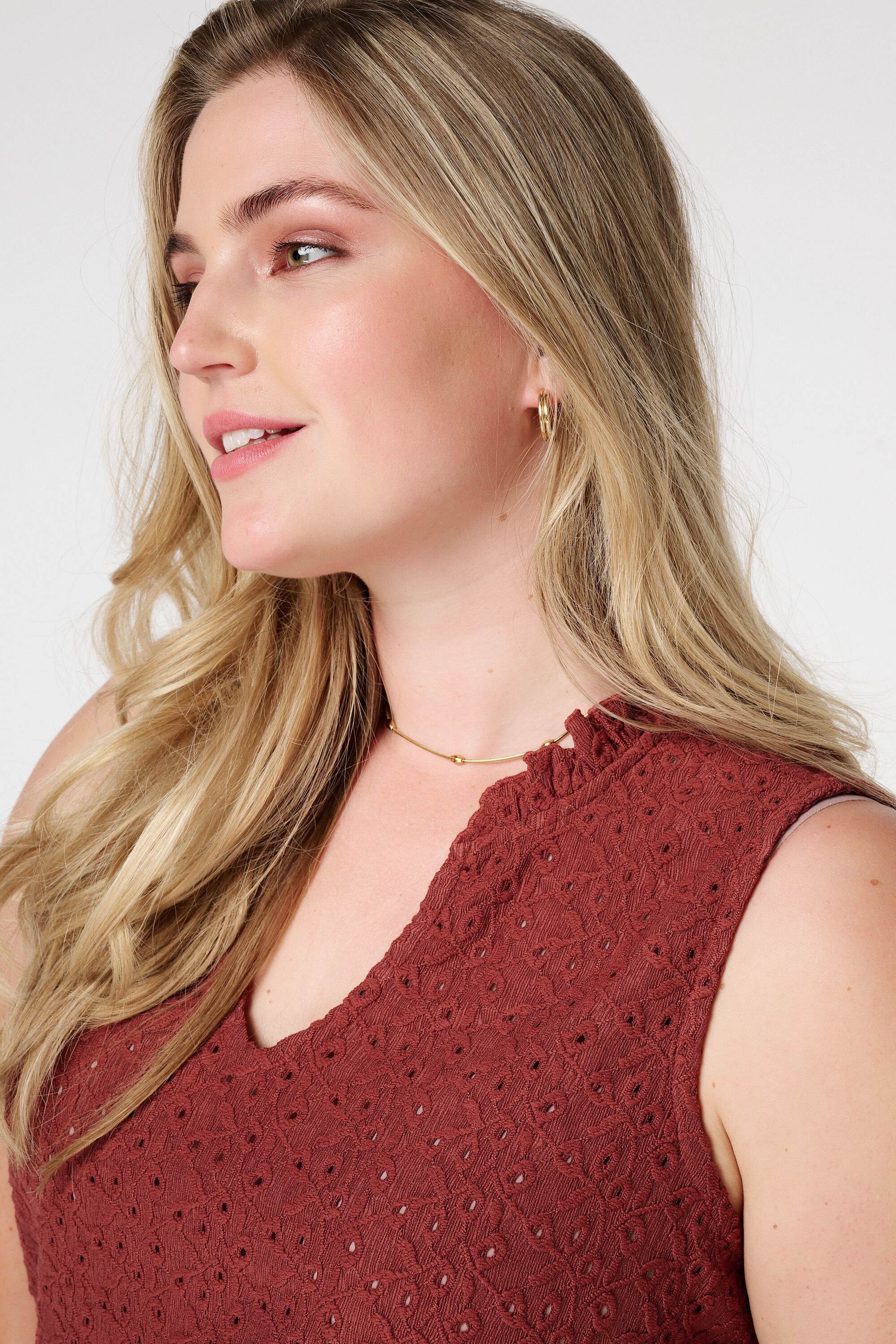 Top brod&eacute; sans manches image number 4