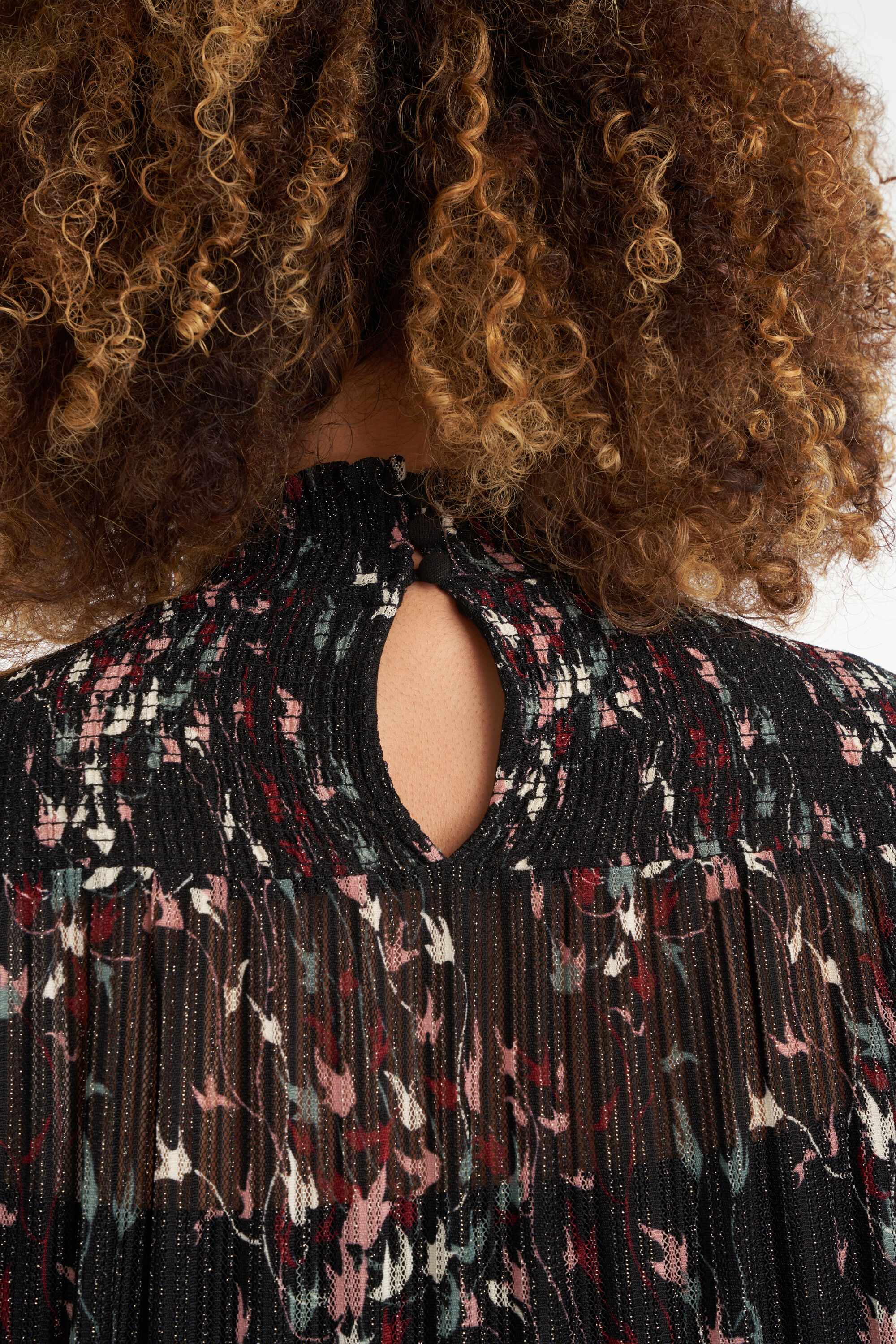 Haut &agrave; paillettes semitransparent image number 5