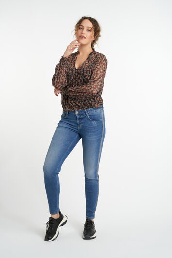 Jeans aux d&eacute;cors lat&eacute;raux