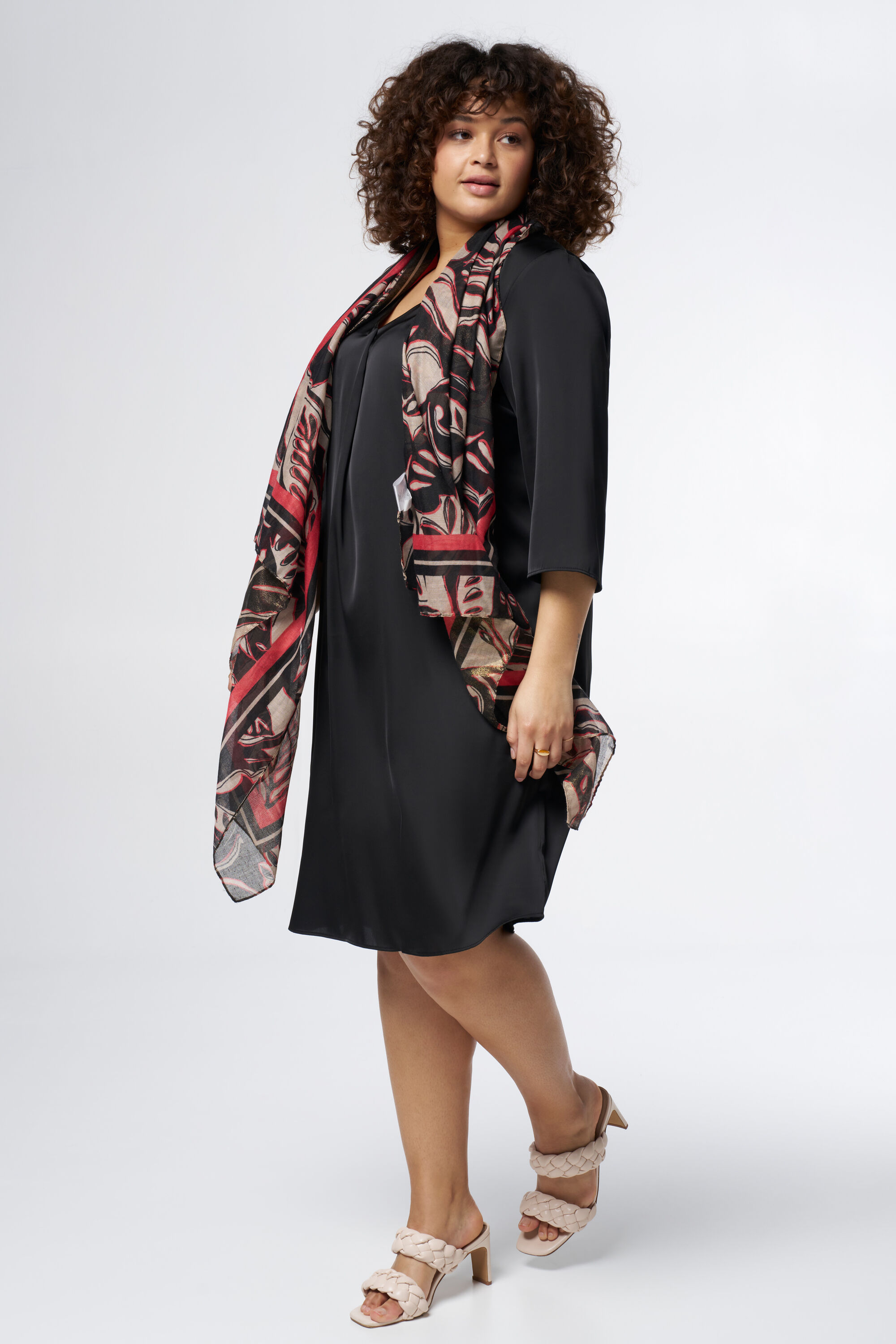 Robe en satin &agrave; coupe droite image number 6