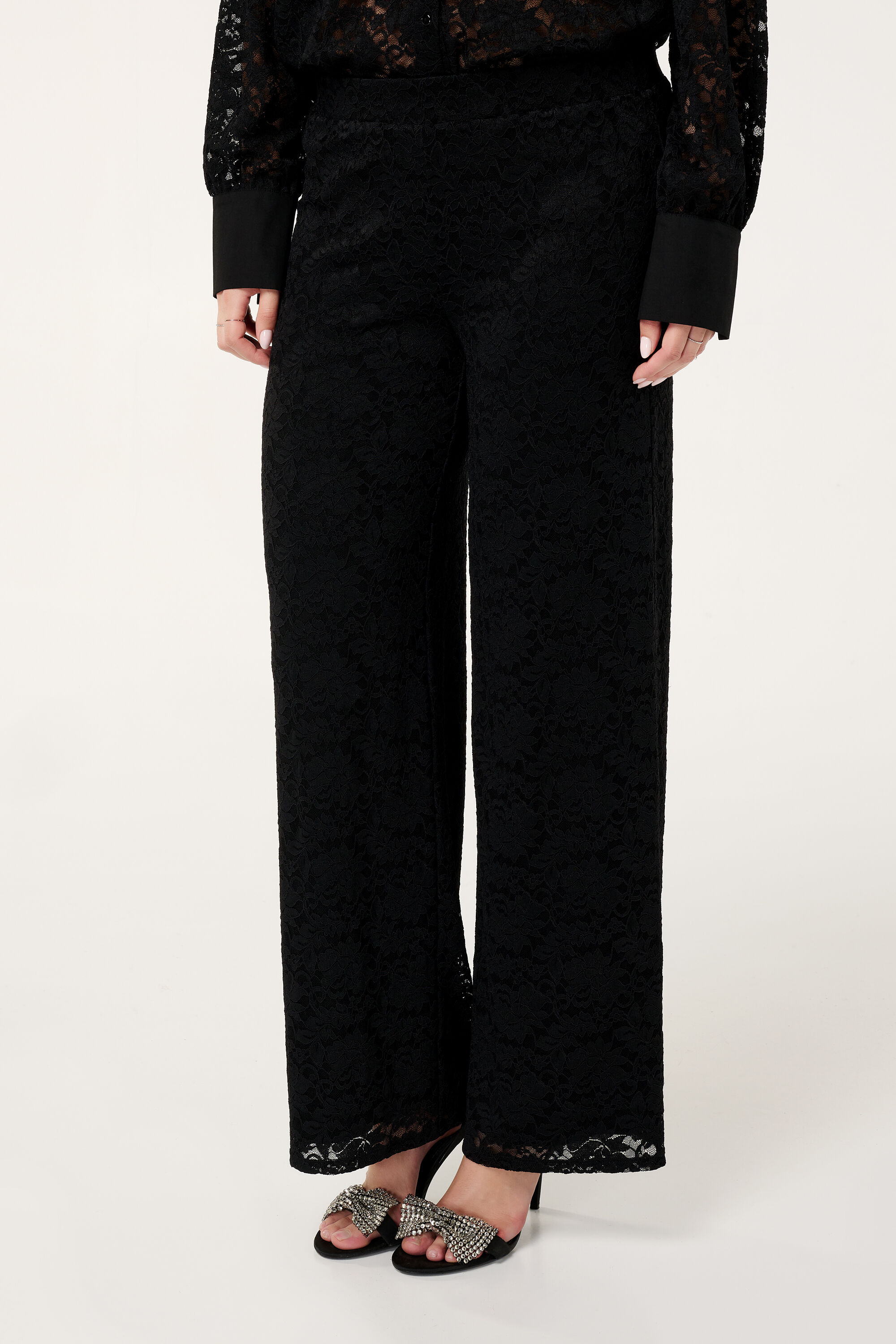 Pantalon en dentelle &agrave; jambes larges image number 5