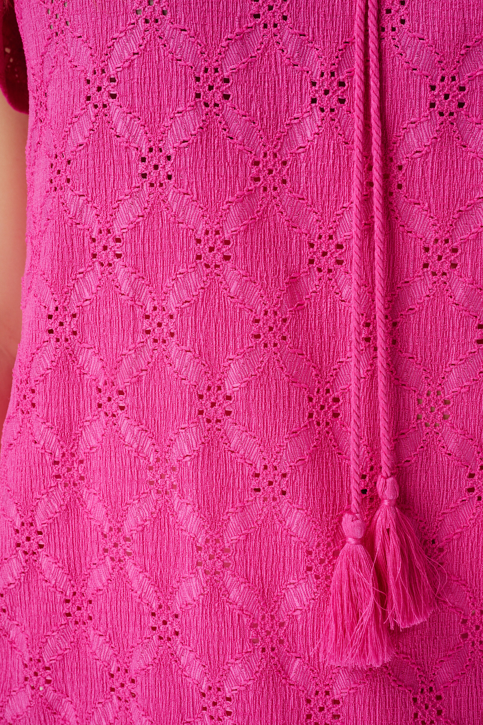 Top en dentelle avec pompons image number 6
