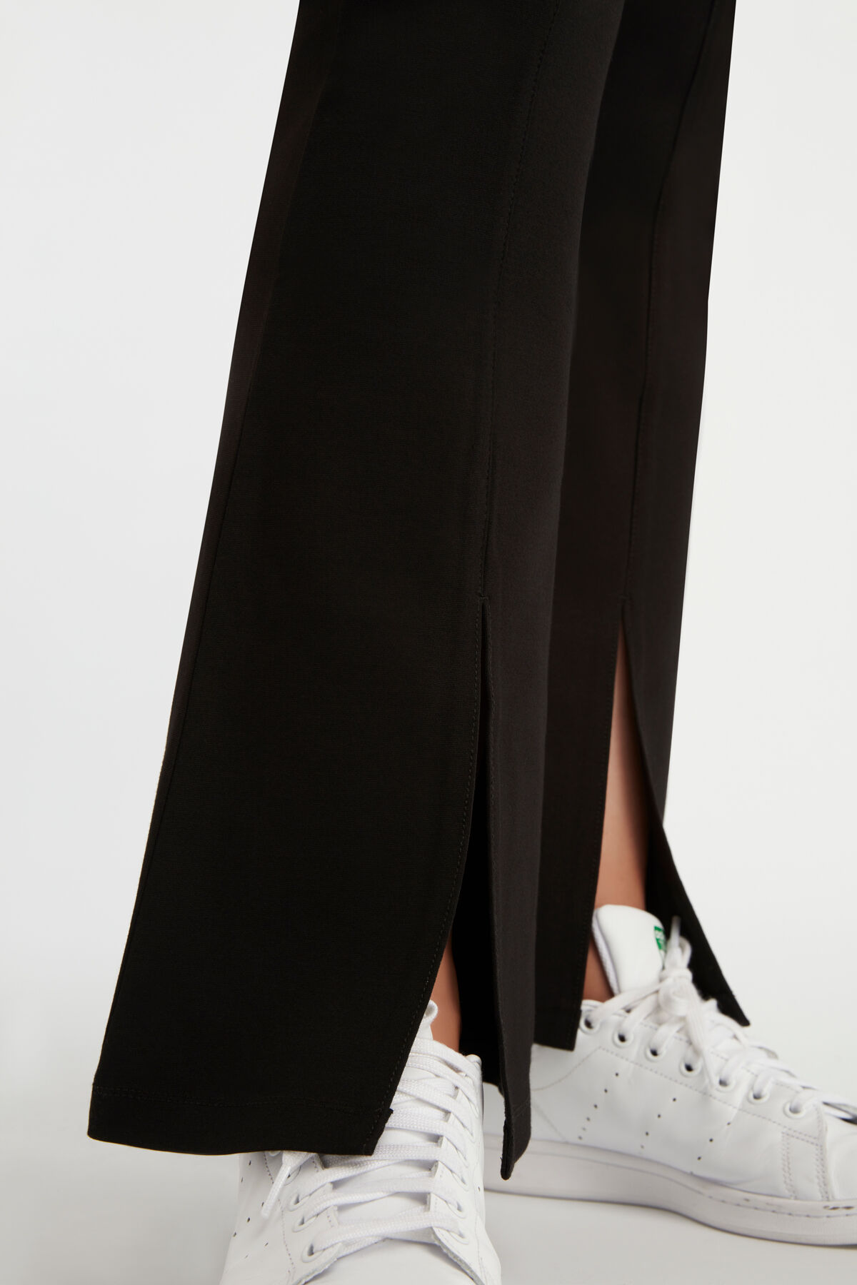 Pantalon &eacute;vas&eacute; avec fentes image number 4