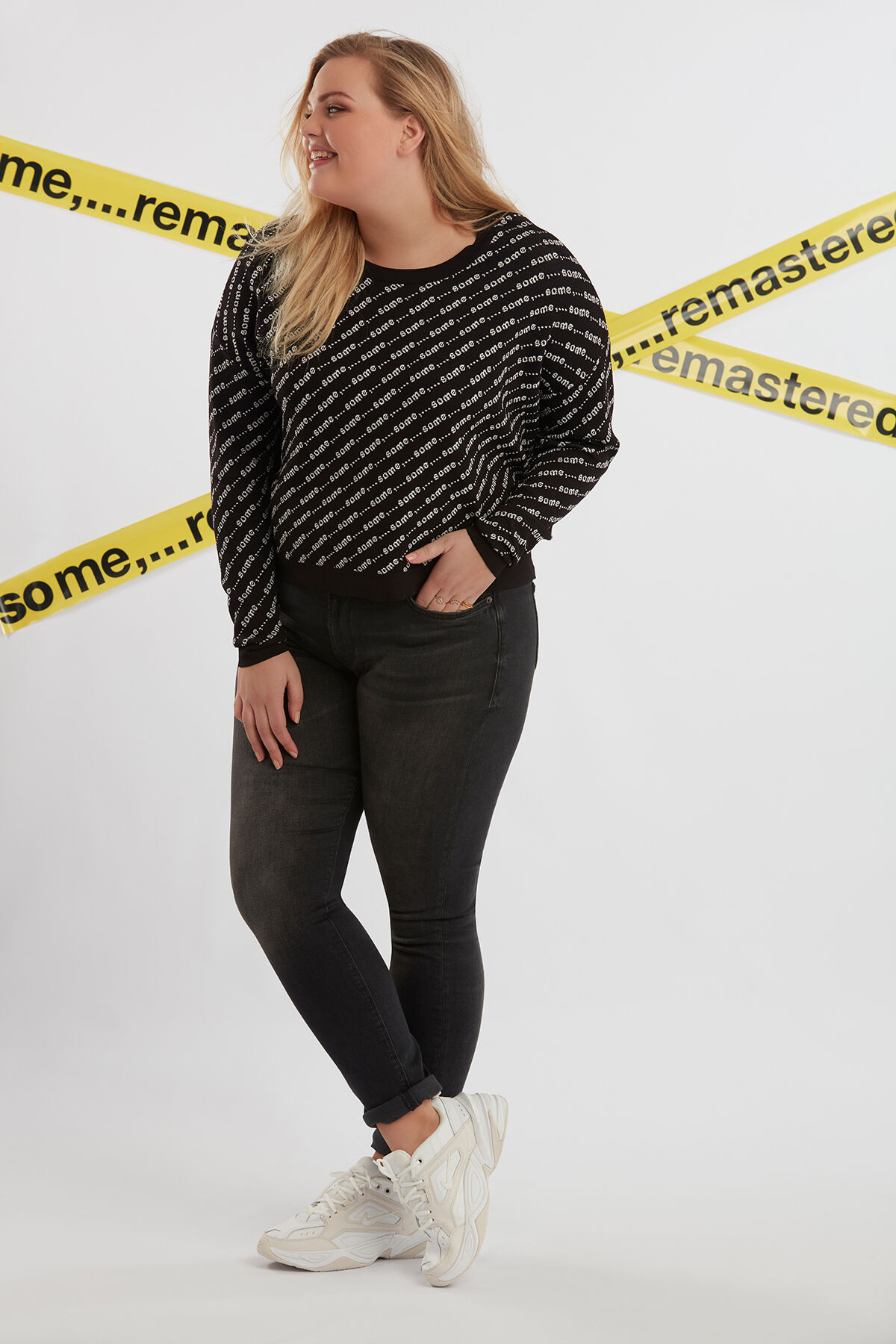 Pull-over avec imprim&eacute; logo int&eacute;gral image number 4