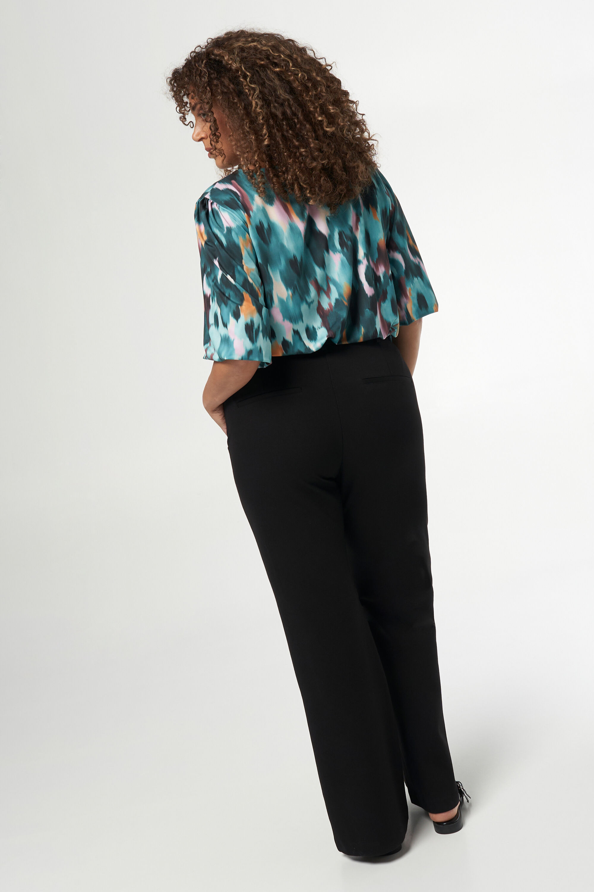 Pantalon &eacute;vas&eacute; avec boutons  image number 3