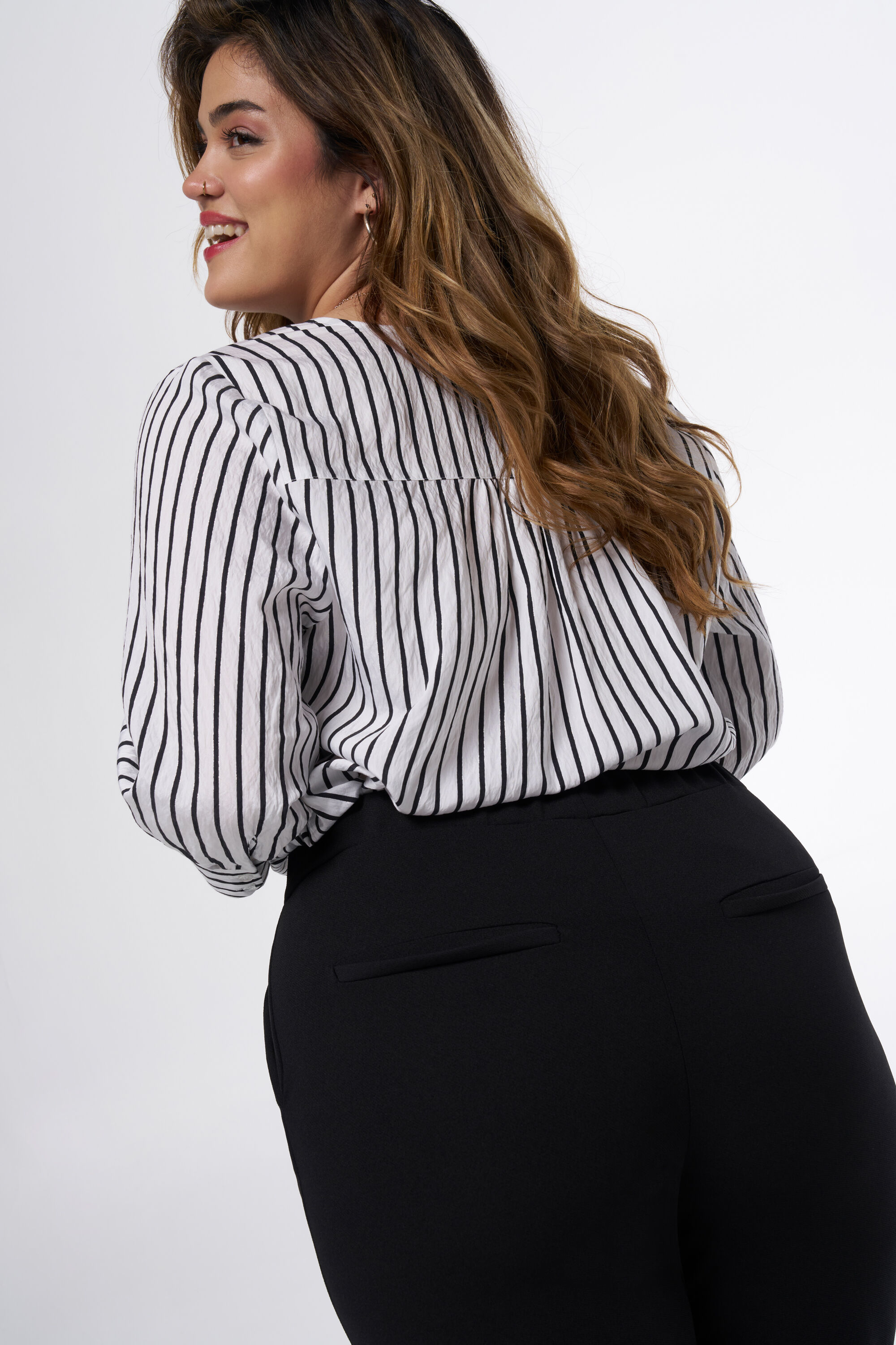 Pantalon &eacute;vas&eacute; et extensible image number 2