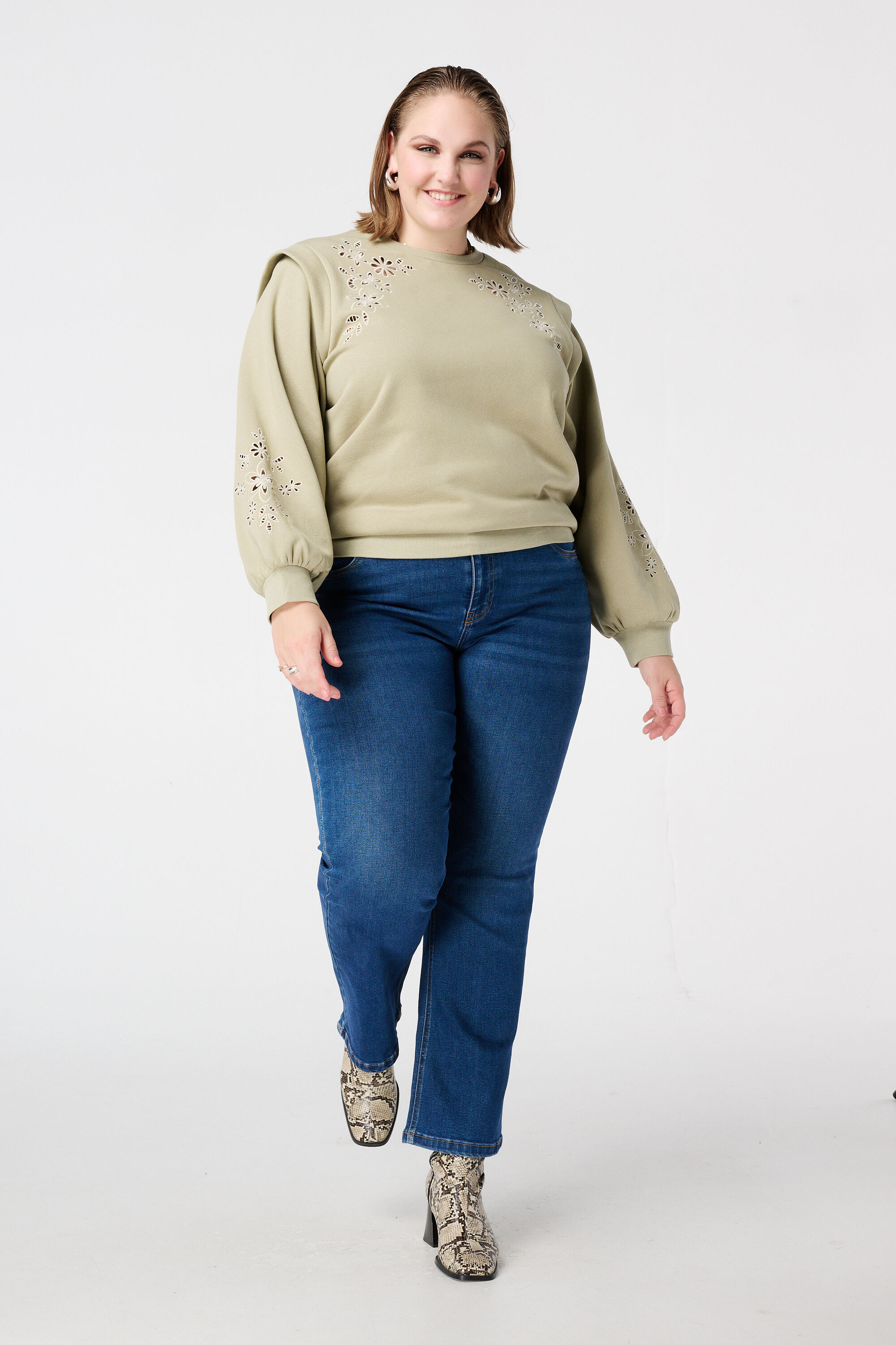 Sweat &agrave; broderie ajour&eacute;e image number 5