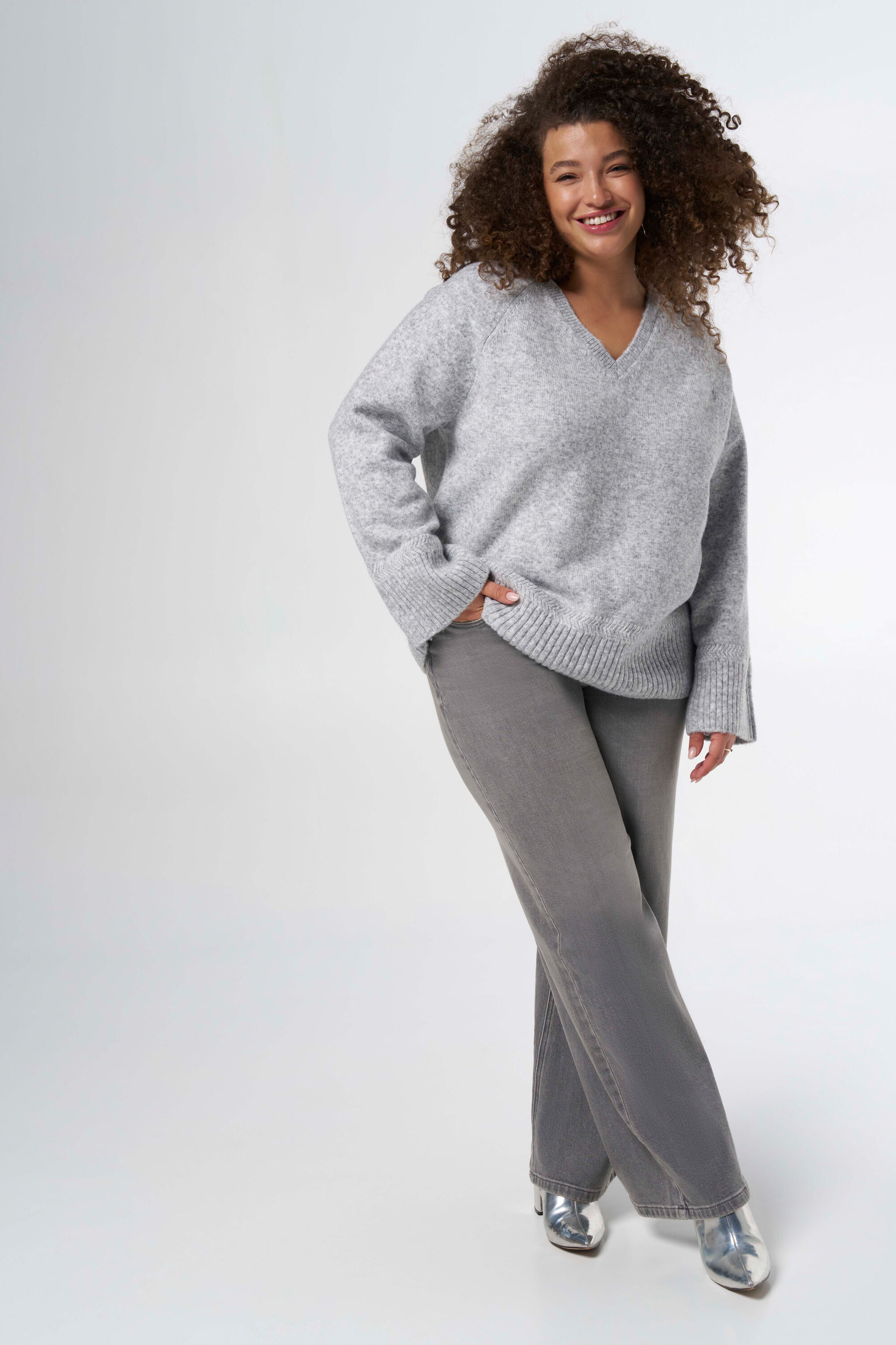 Pull en maille avec col en V image number 5