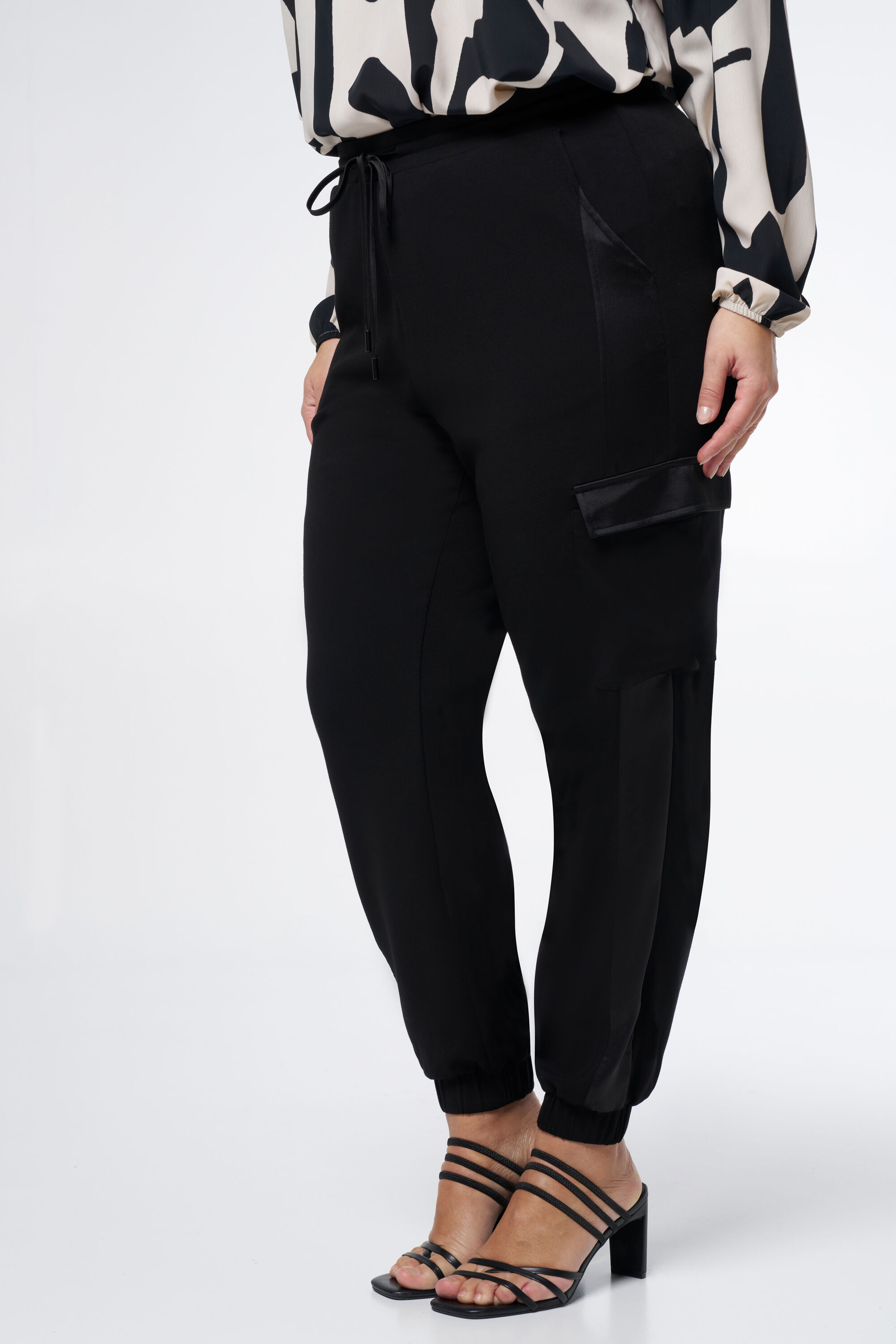 Pantalon cargo en satin image number 4