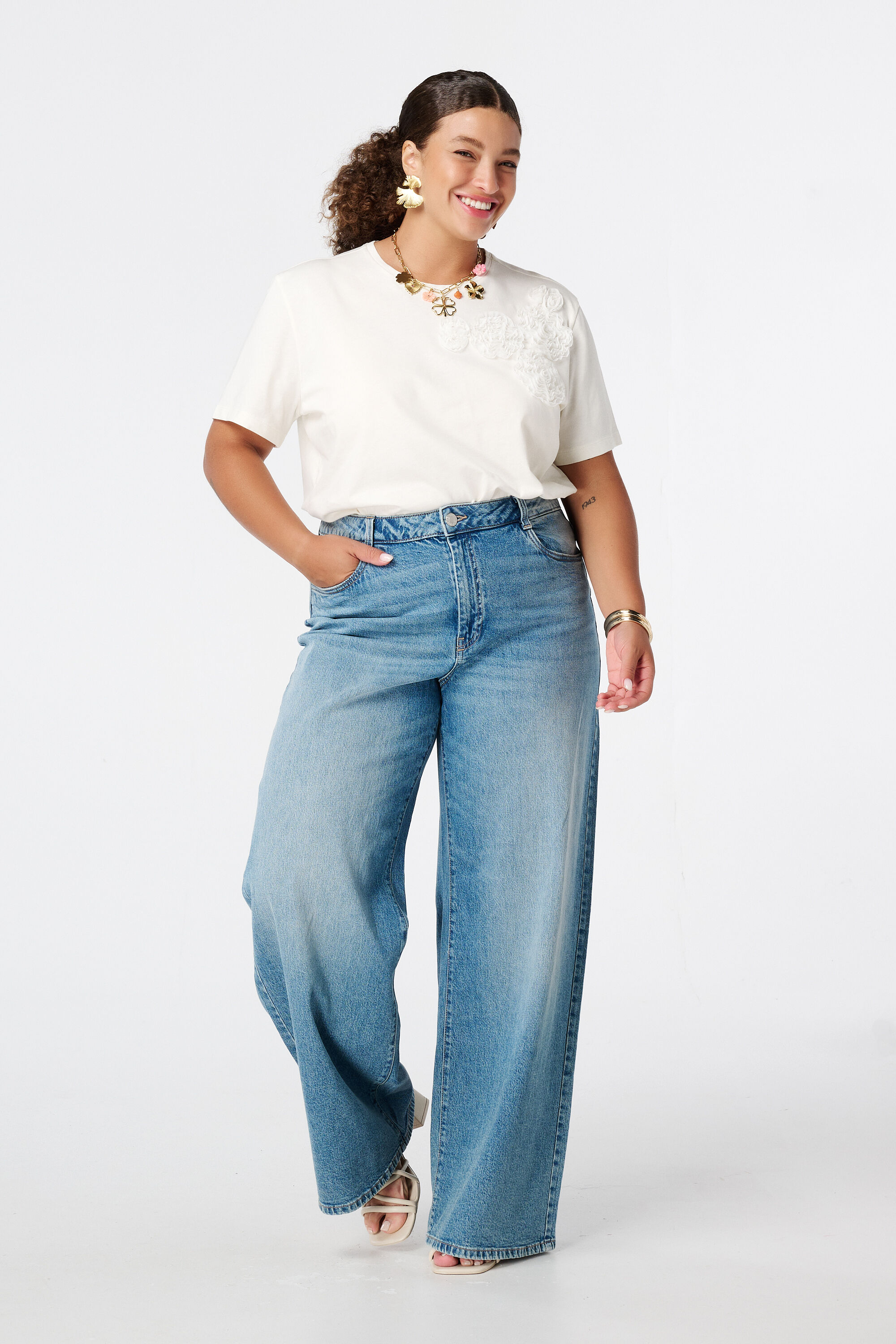 T-shirt avec imprim&eacute; brod&eacute; image number 5