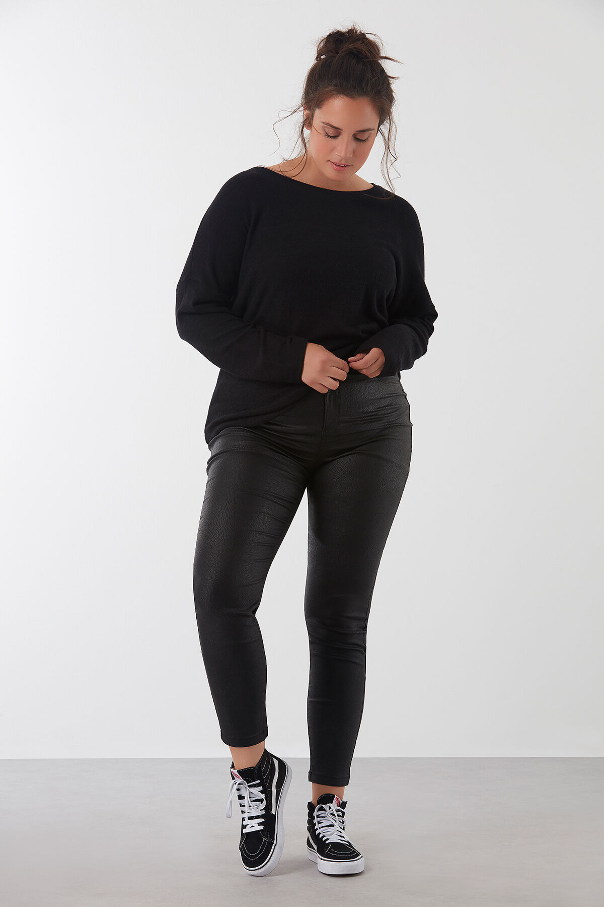 Pantalon avec imprim&eacute; serpent image number 4