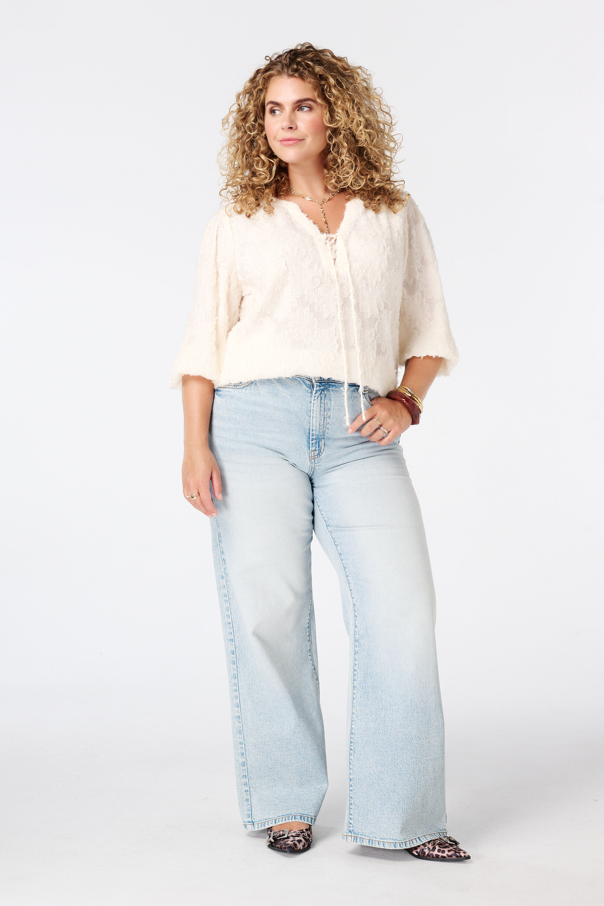 Blouse duveteuse &agrave; col en V image number 5