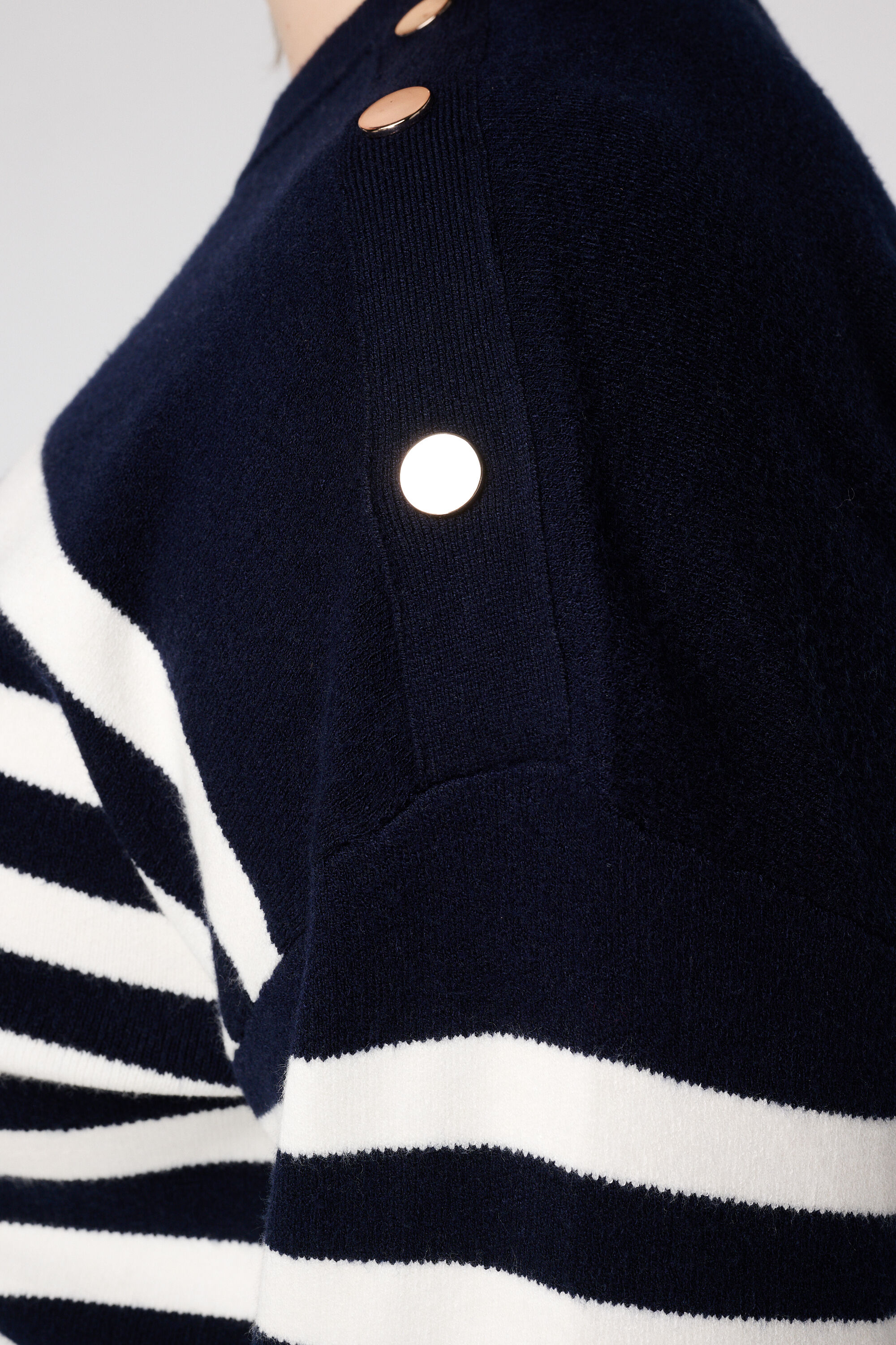 Pull ray&eacute; avec d&eacute;tails de boutons image number 6