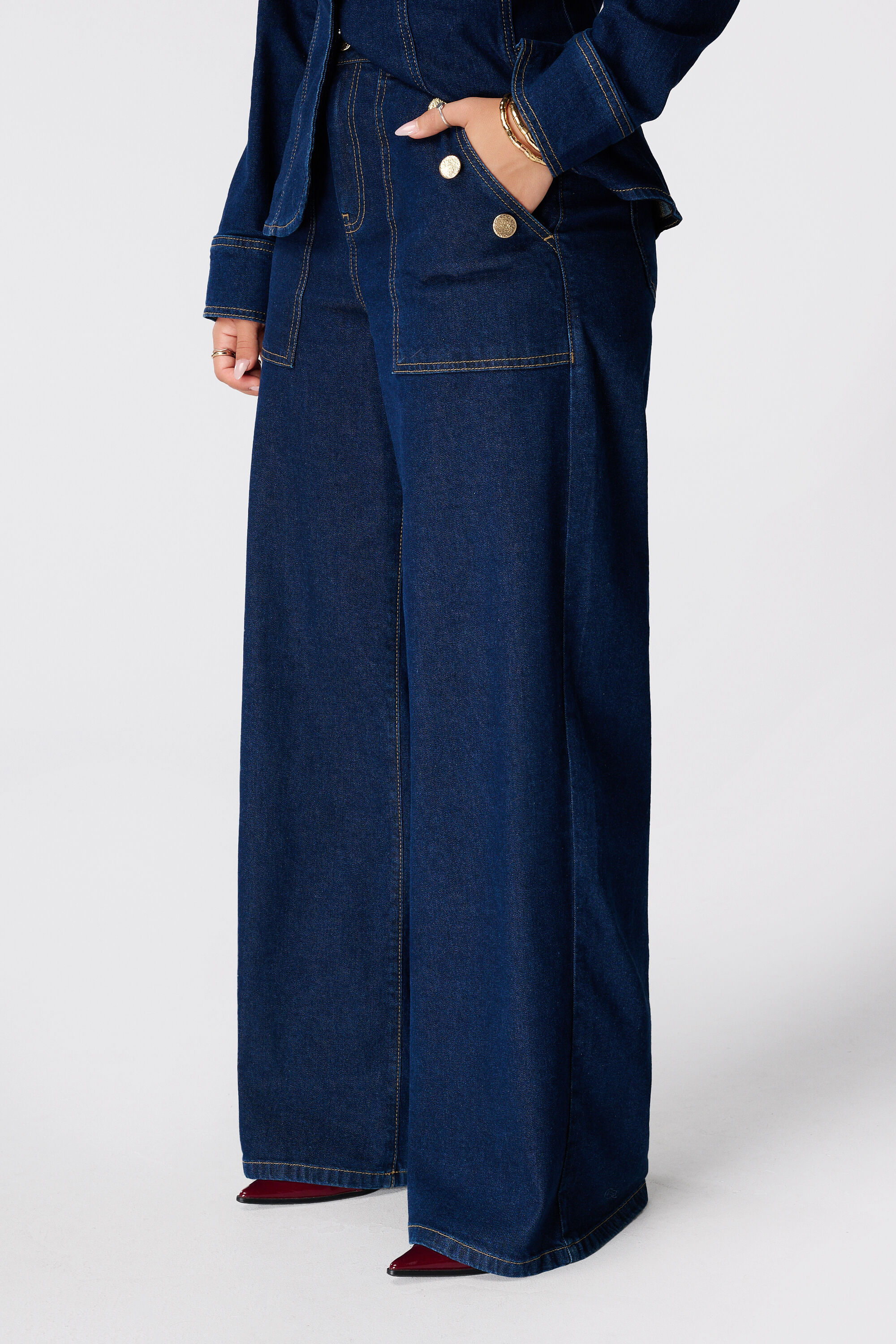Wide leg jean avec boutons d&eacute;coratifs image number 5