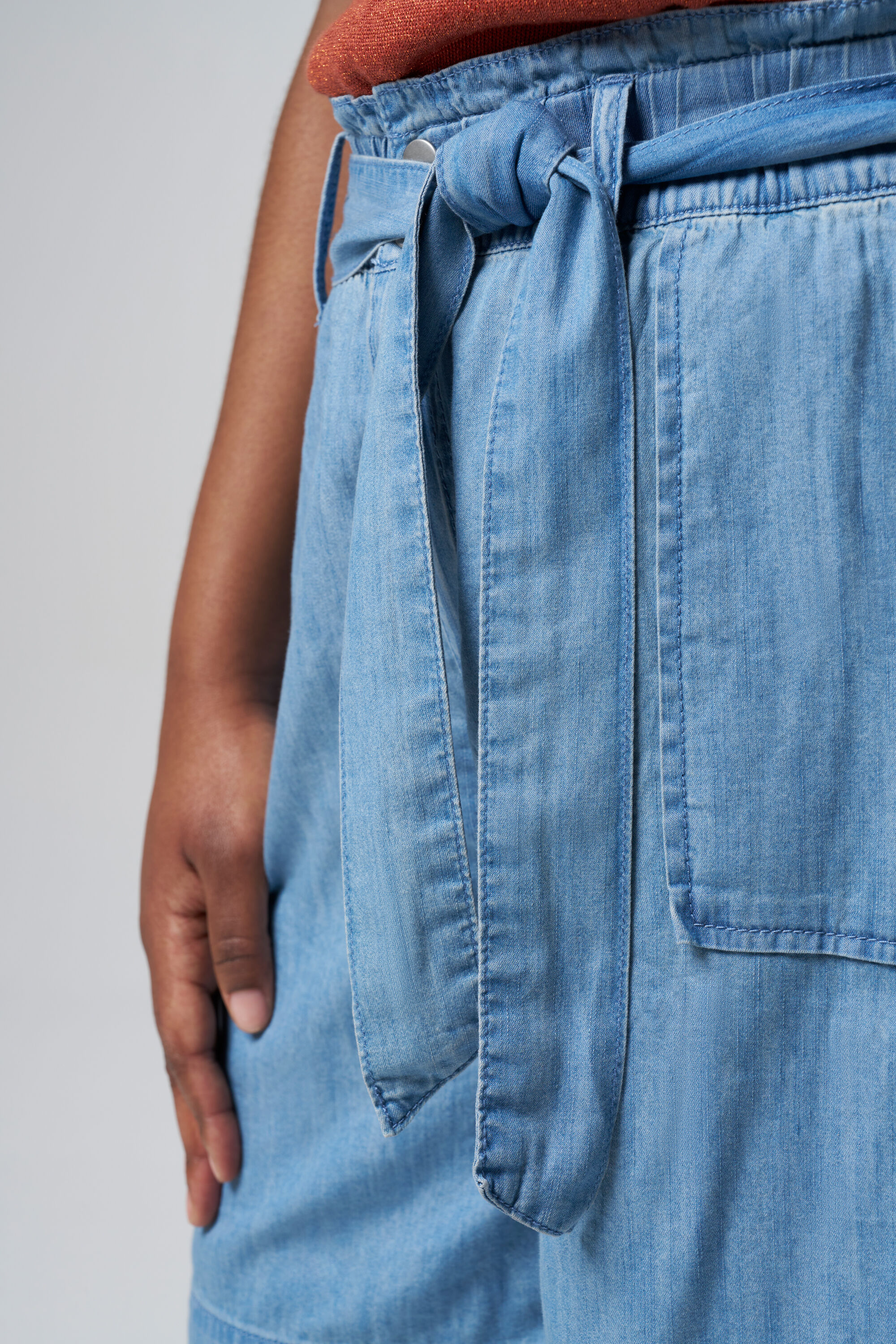 Short avec look denim et taille paperbag image number 4