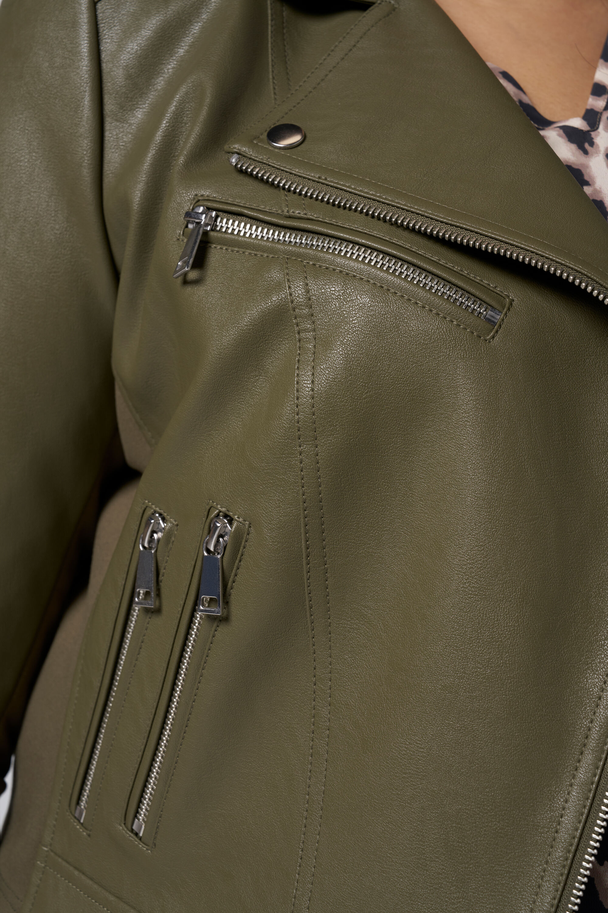 Veste en similicuir avec d&eacute;tails argent&eacute;s image number 4