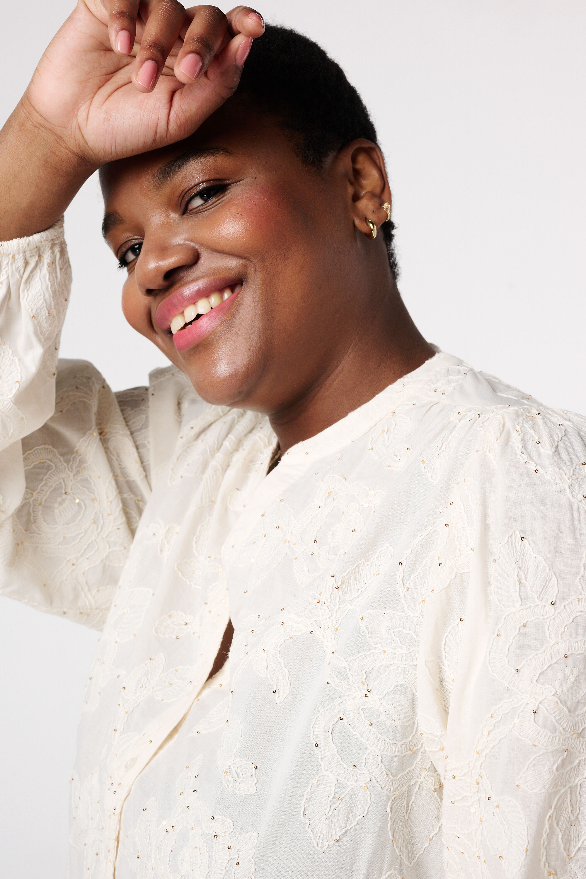 Chemisier &agrave; broderies florales image number 4