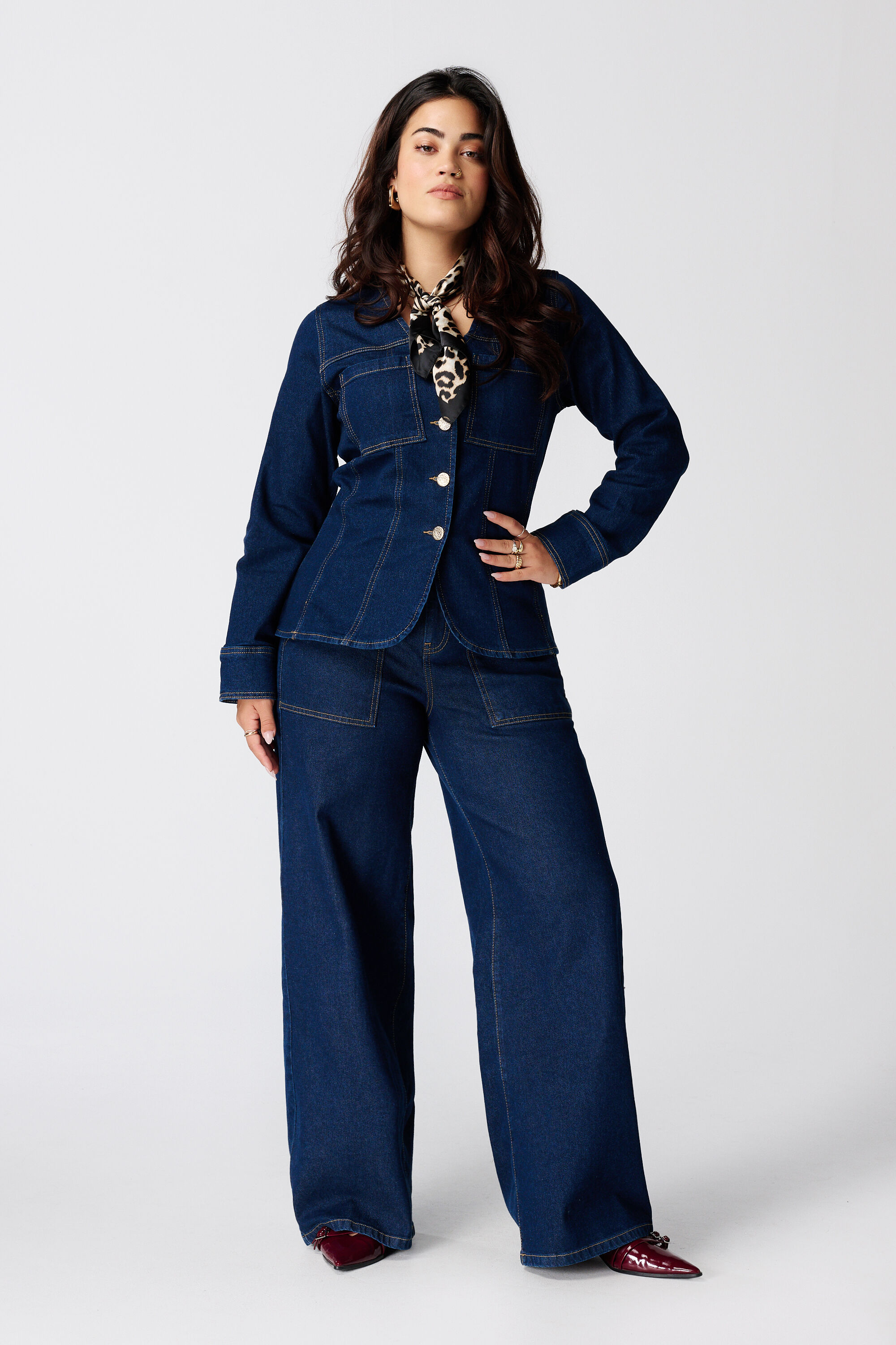 Wide leg jean avec boutons d&eacute;coratifs