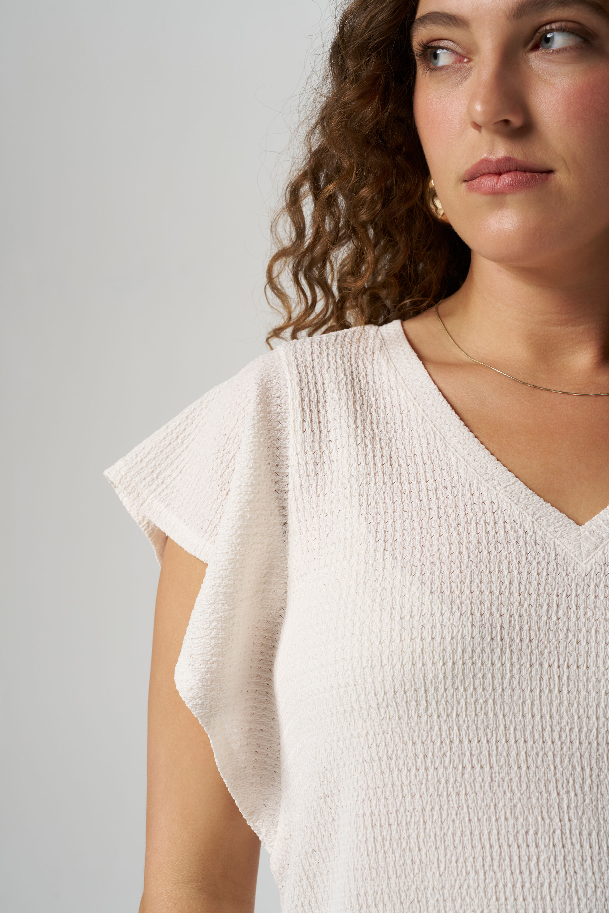 Haut textur&eacute; avec col en V image number 4