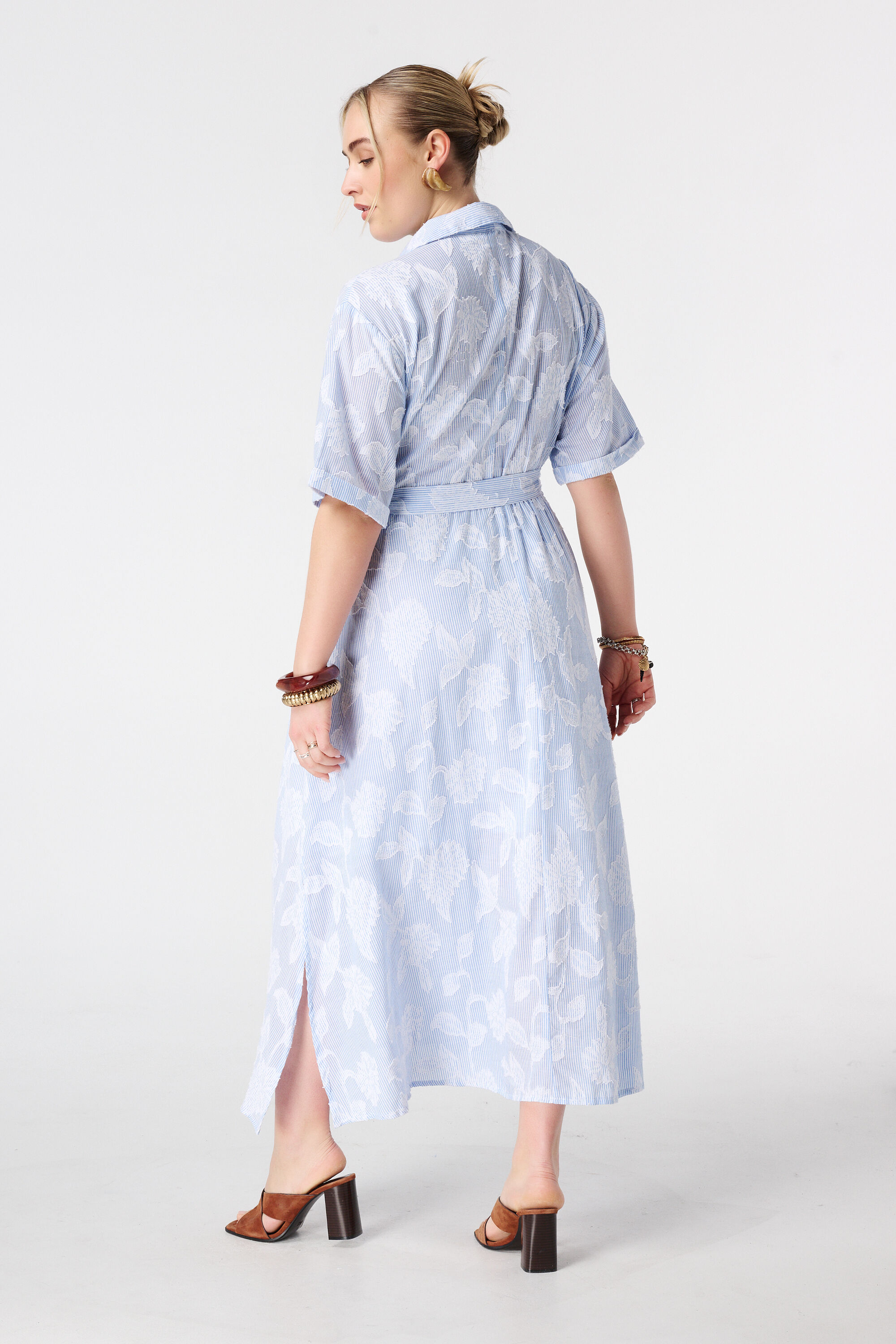 Robe ray&eacute;e &agrave; motif floral image number 2