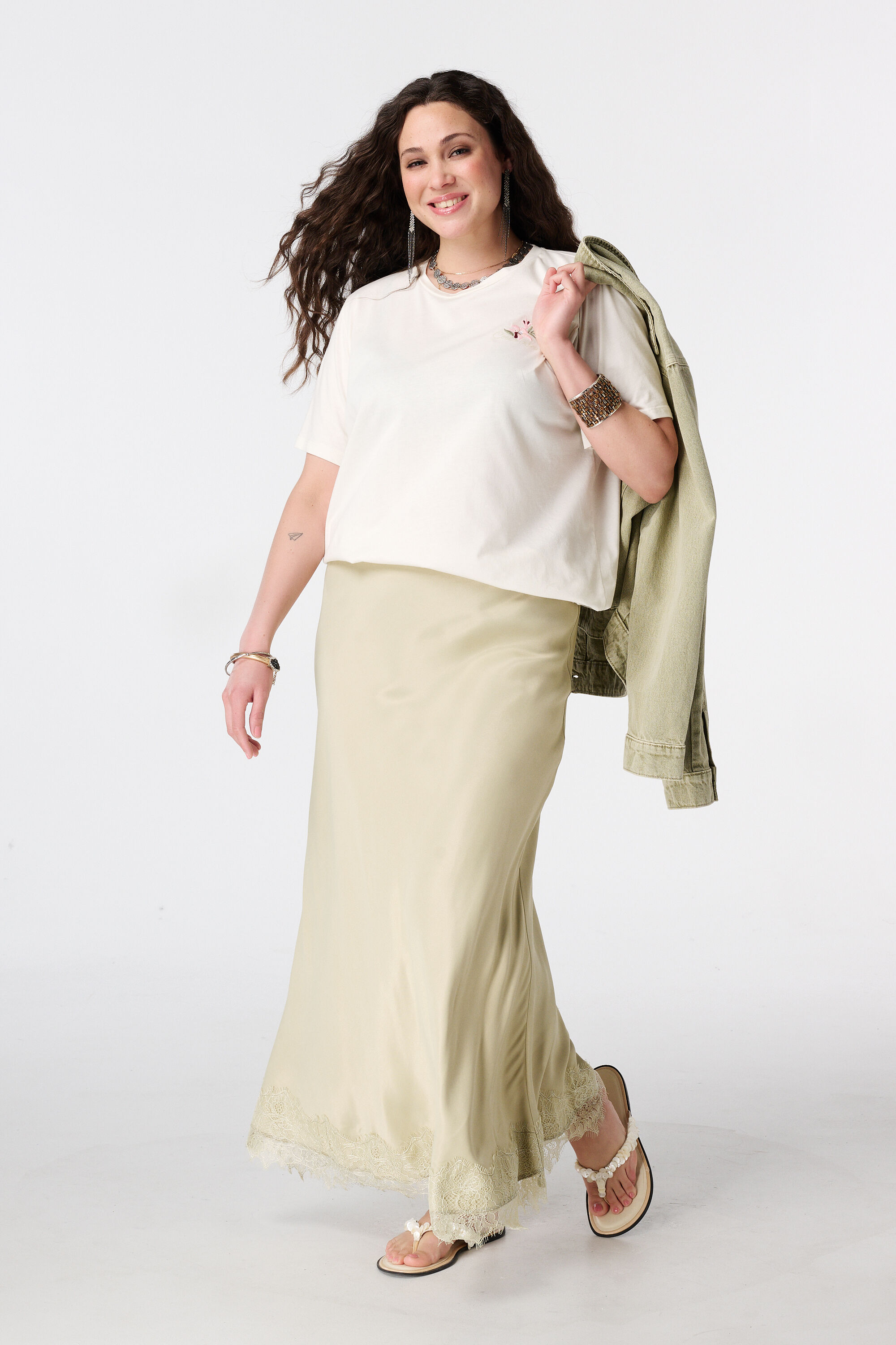 Jupe midi satin&eacute;e avec dentelle