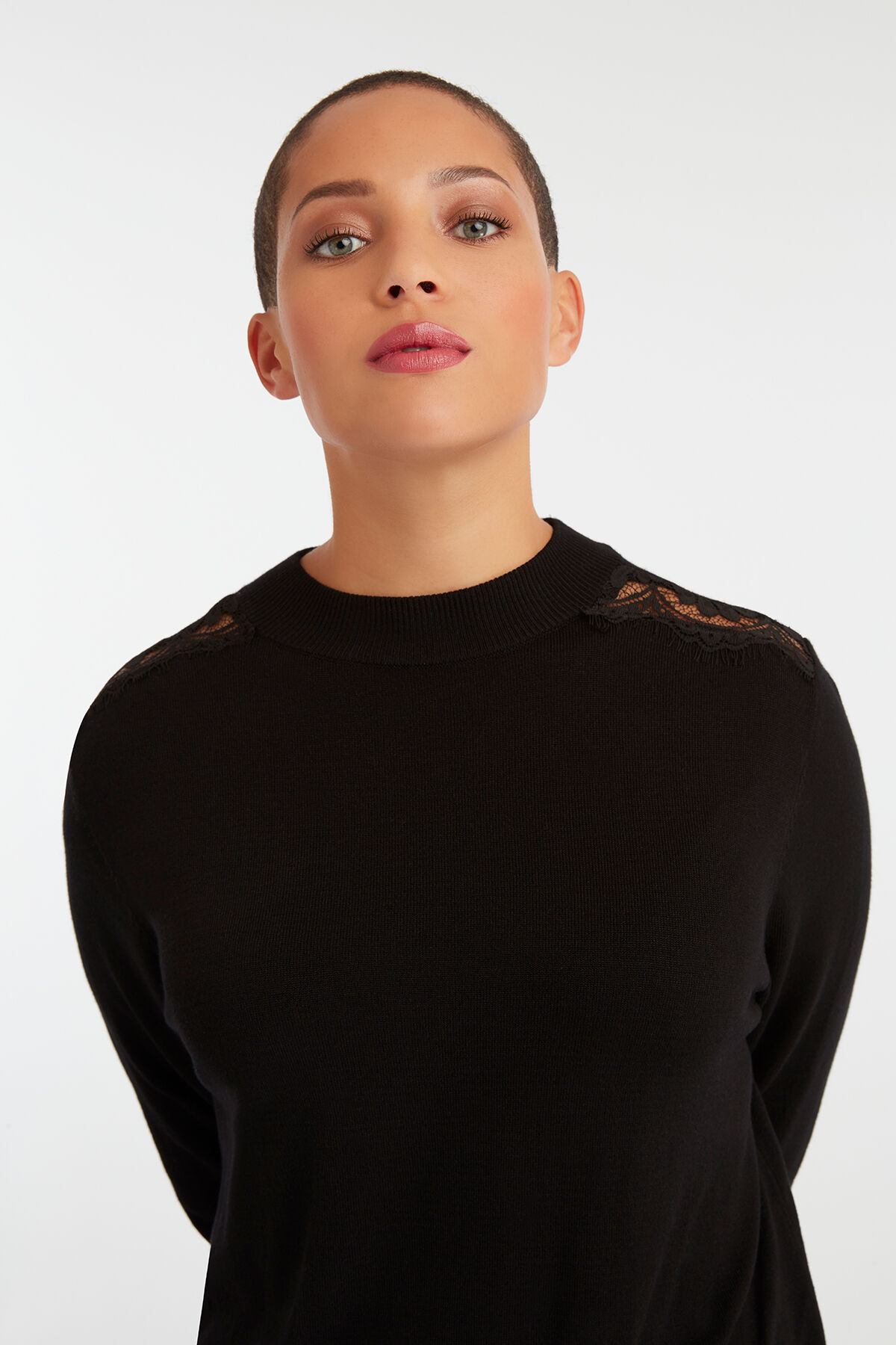 Robe en maille avec de la dentelle   image number 3