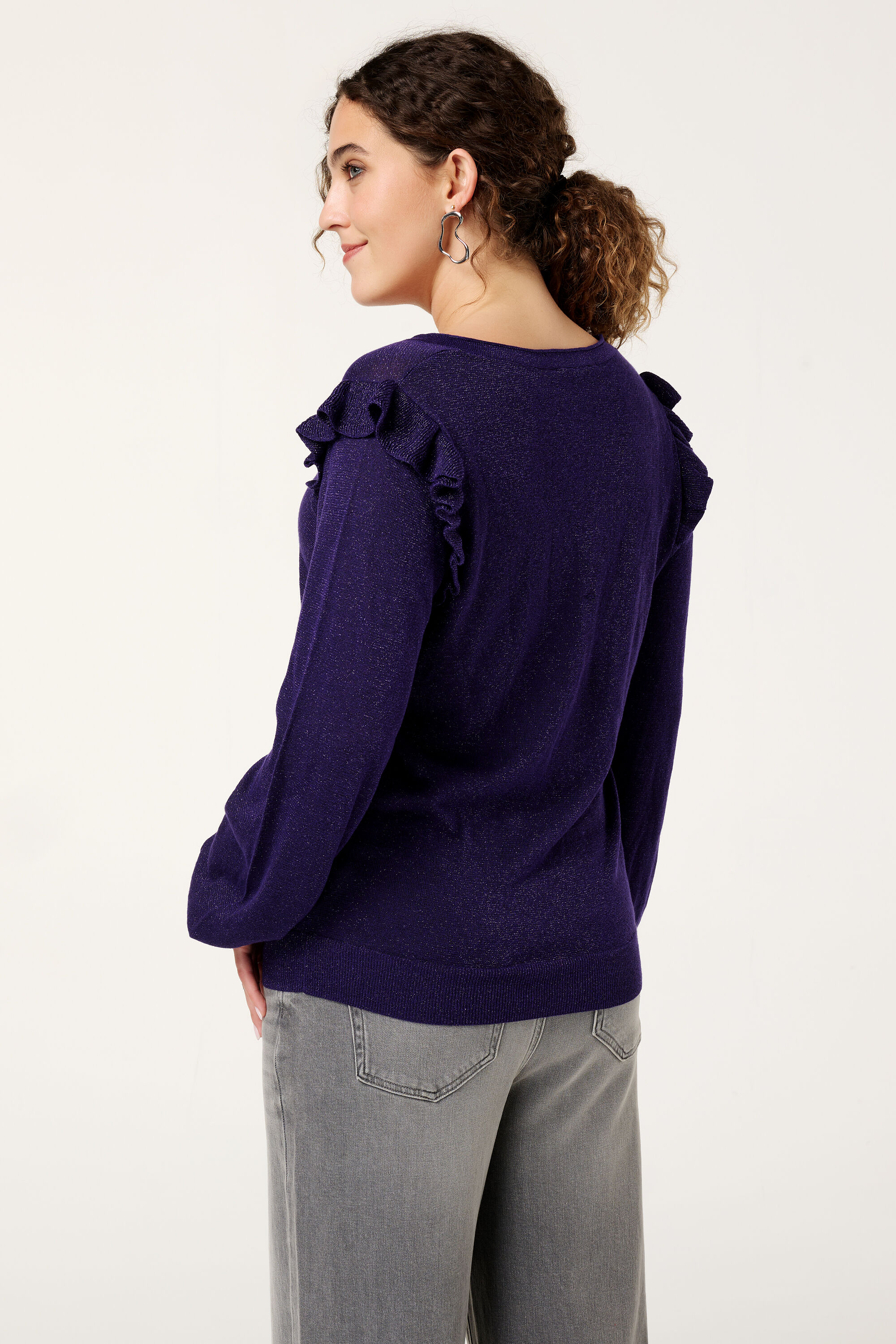 Pull &agrave; volants et &agrave; paillettes image number 3