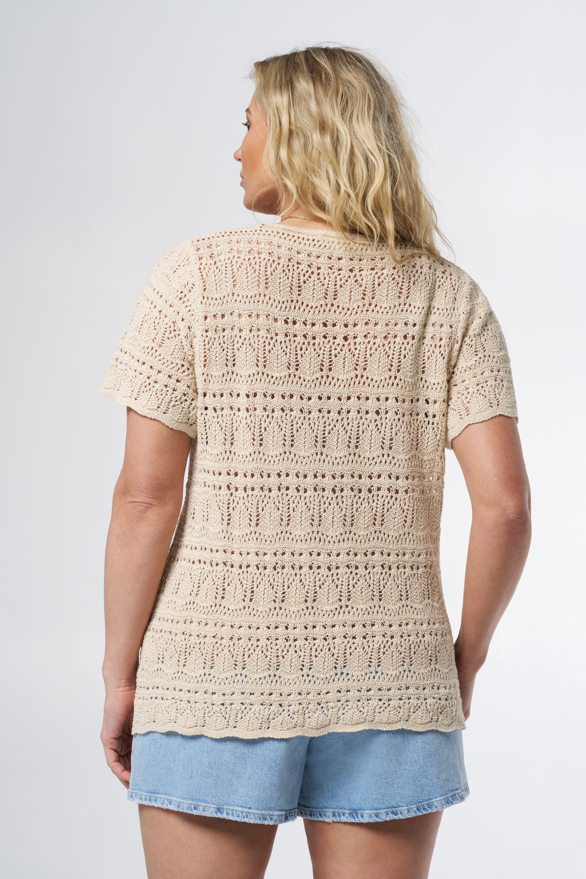 Haut en crochet avec n&oelig;ud fantaisie image number 3