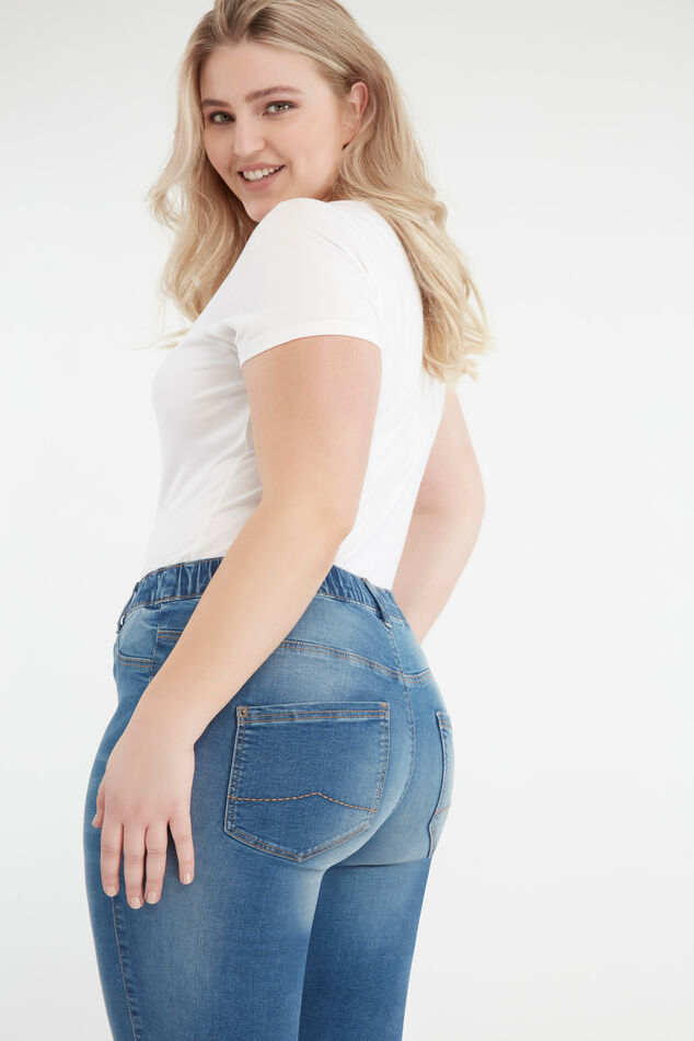 Tregging court POPPY image number 3