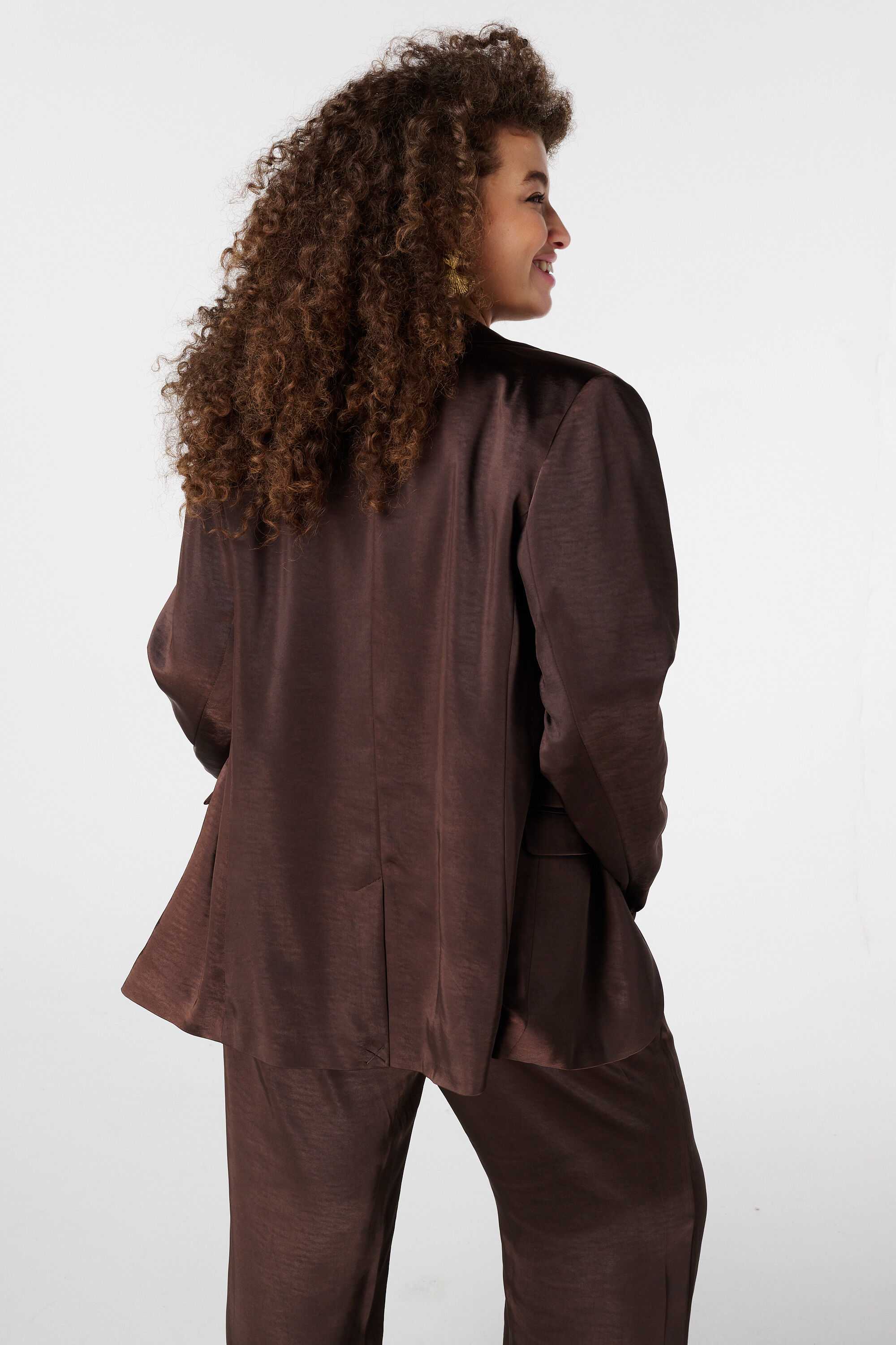 Blazer en satin avec bouton dor&eacute; image number 3