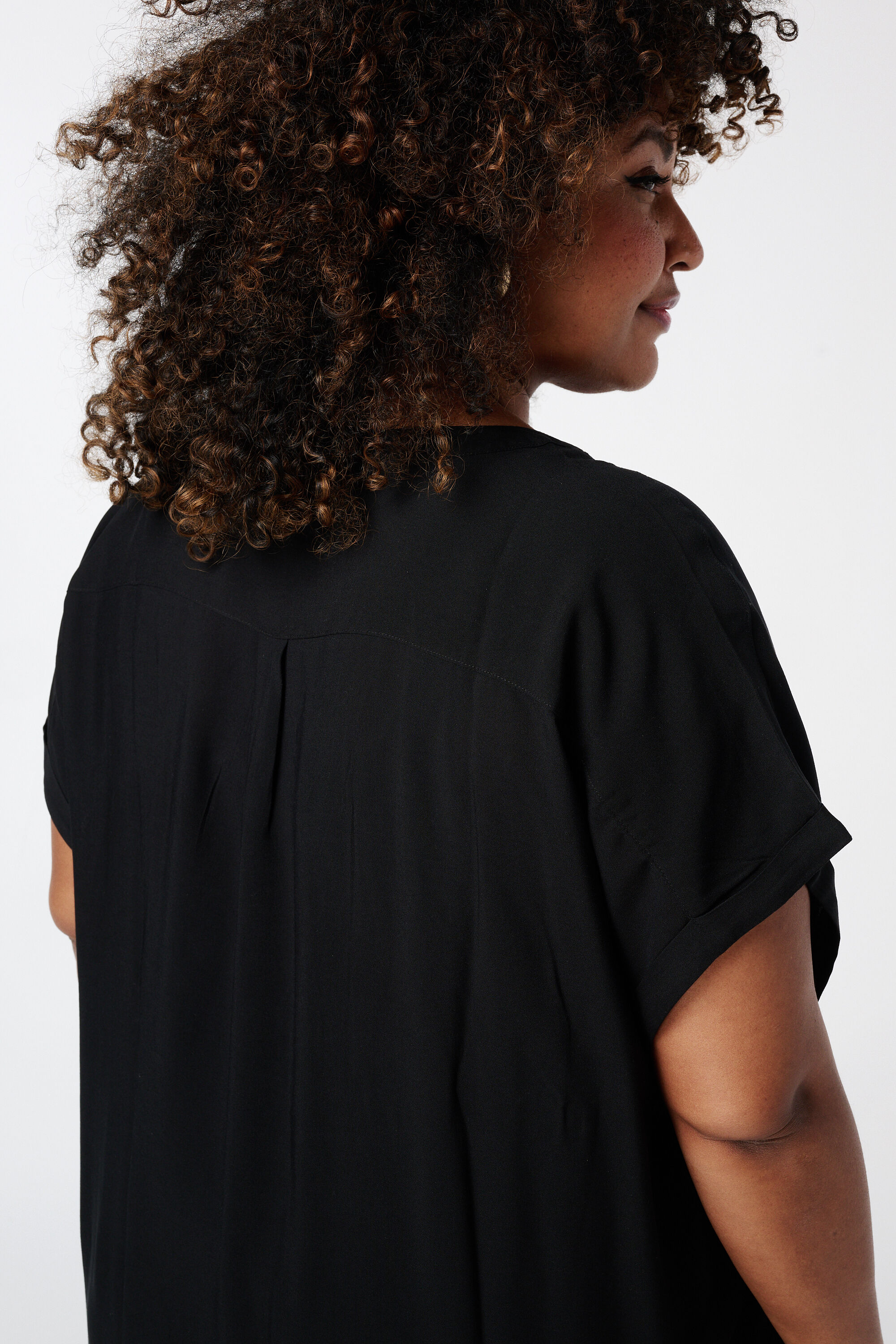 Robe ample avec col en V  image number 4